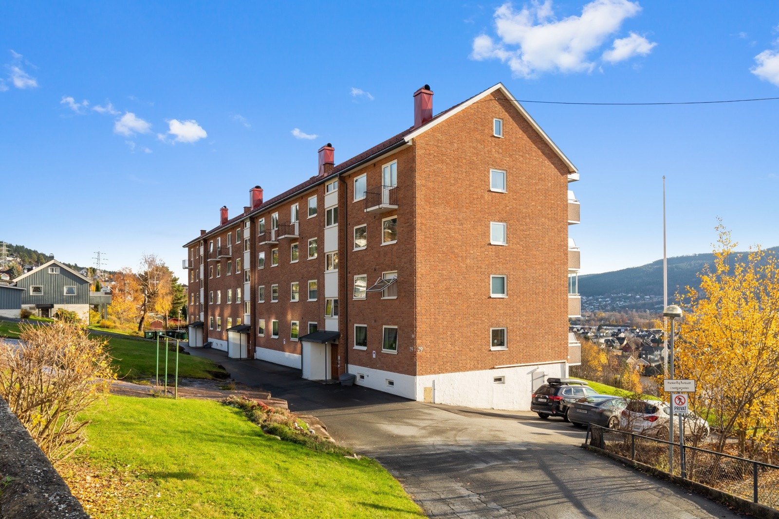 Flere gjesteparkeringer ved inngangspartiet og 2 plasser ved garasjene Galleribilde