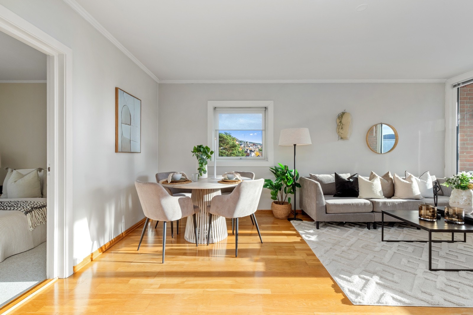 Ved spisestuen er det endevindu og dette gir ekstra flott utsikt mot byen og fjorden Galleribilde