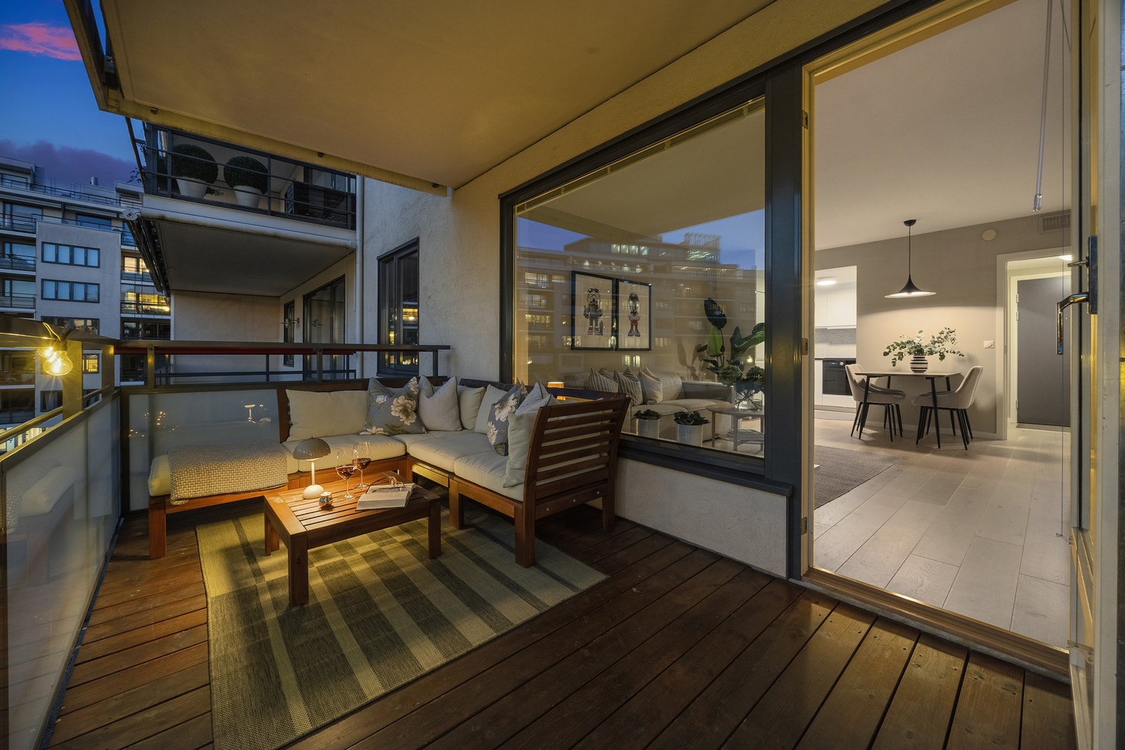 Balkongen fungerer som en sømløs overgang mellom boligen og naturen utenfor. Galleribilde