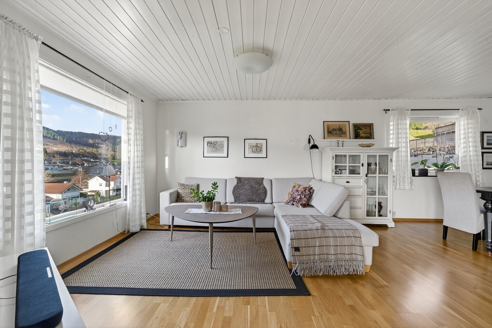 God arealutnyttelse og store vinduer som gir mye lys. Galleribilde