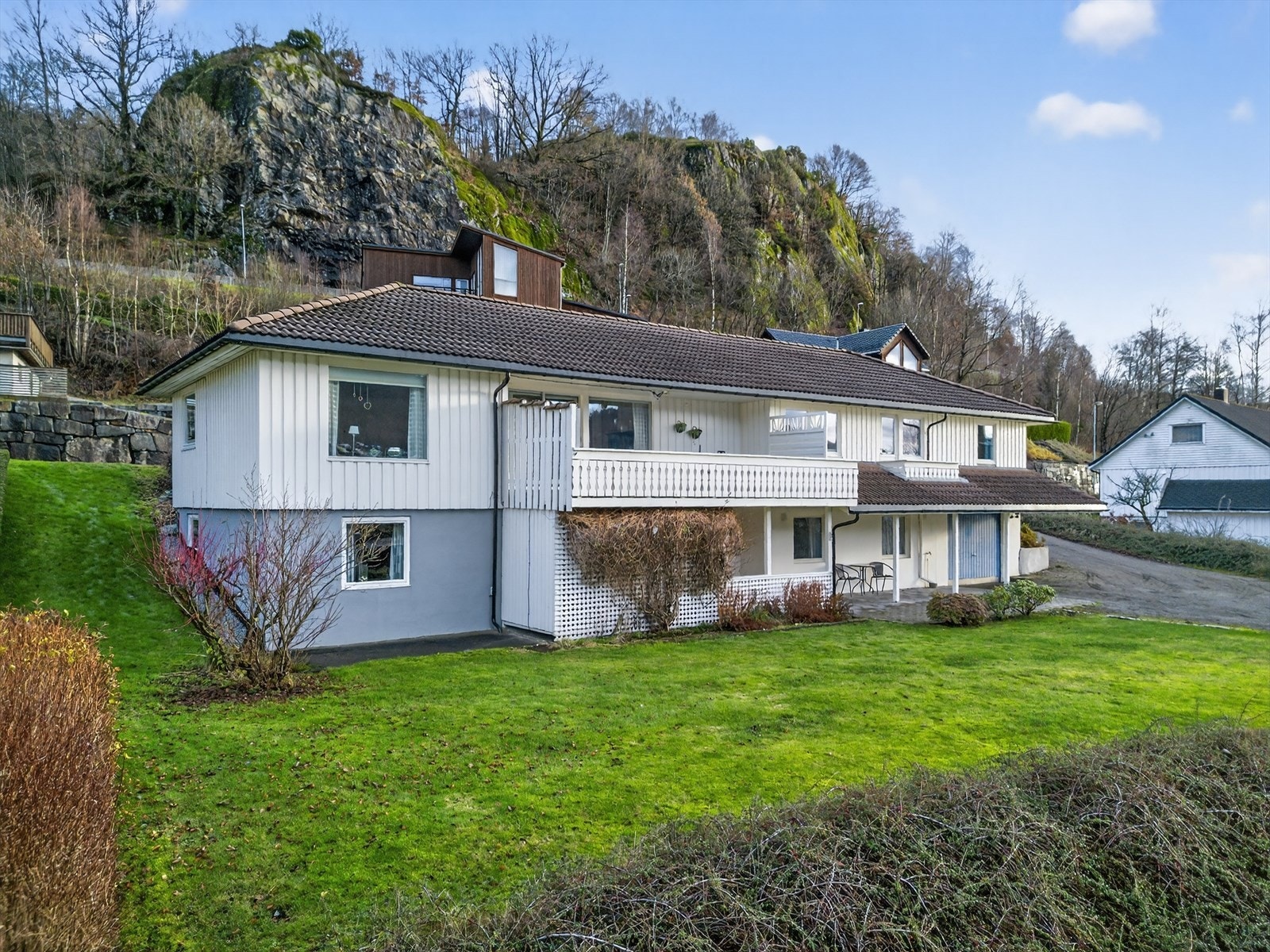 Velkommen til Nedre Stranda 47! En solrik og romslig tomt med flott utsikt over Lundevatnet. Galleribilde