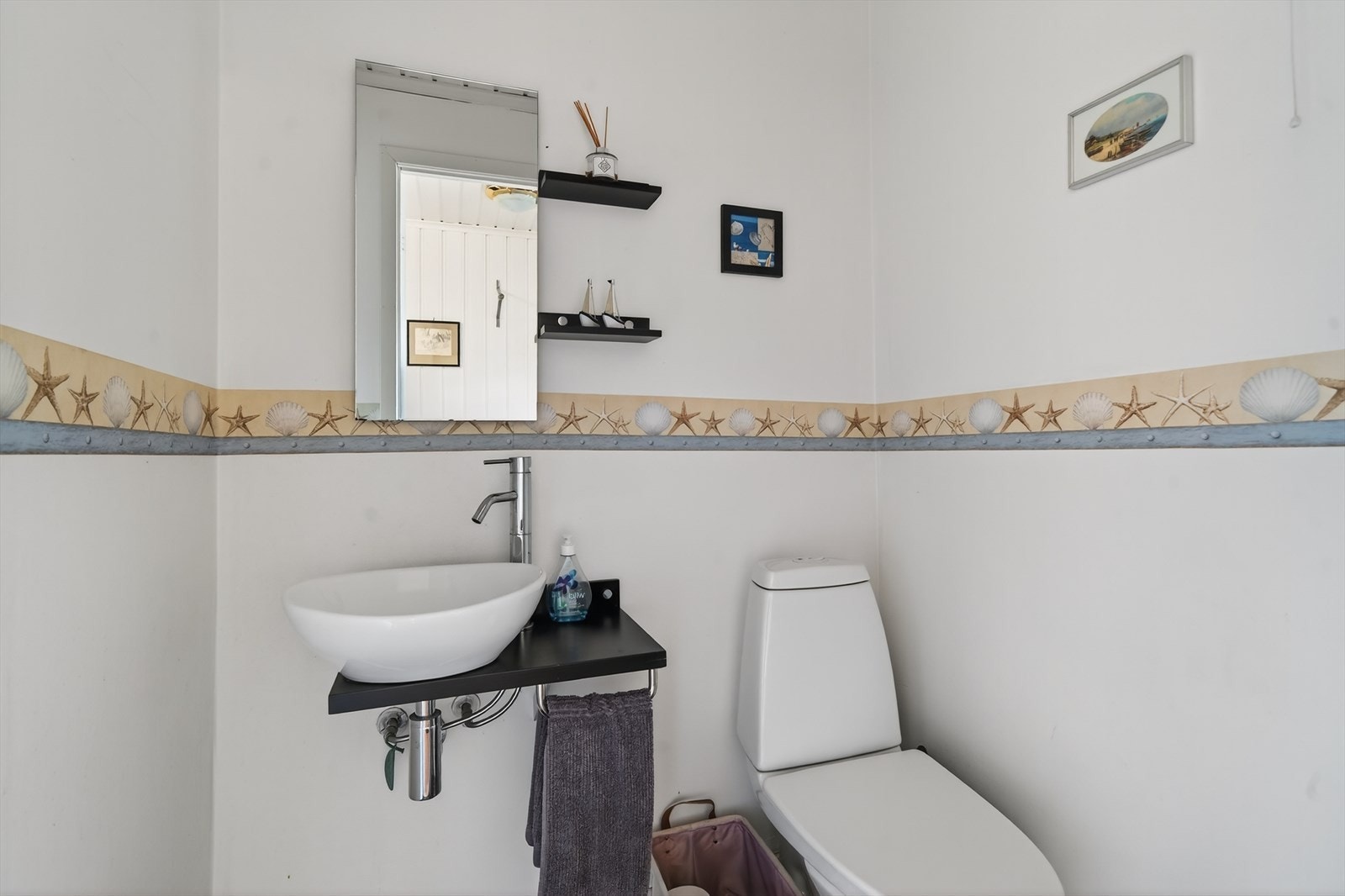 Bad/toalettrom med servant og toalett. Galleribilde