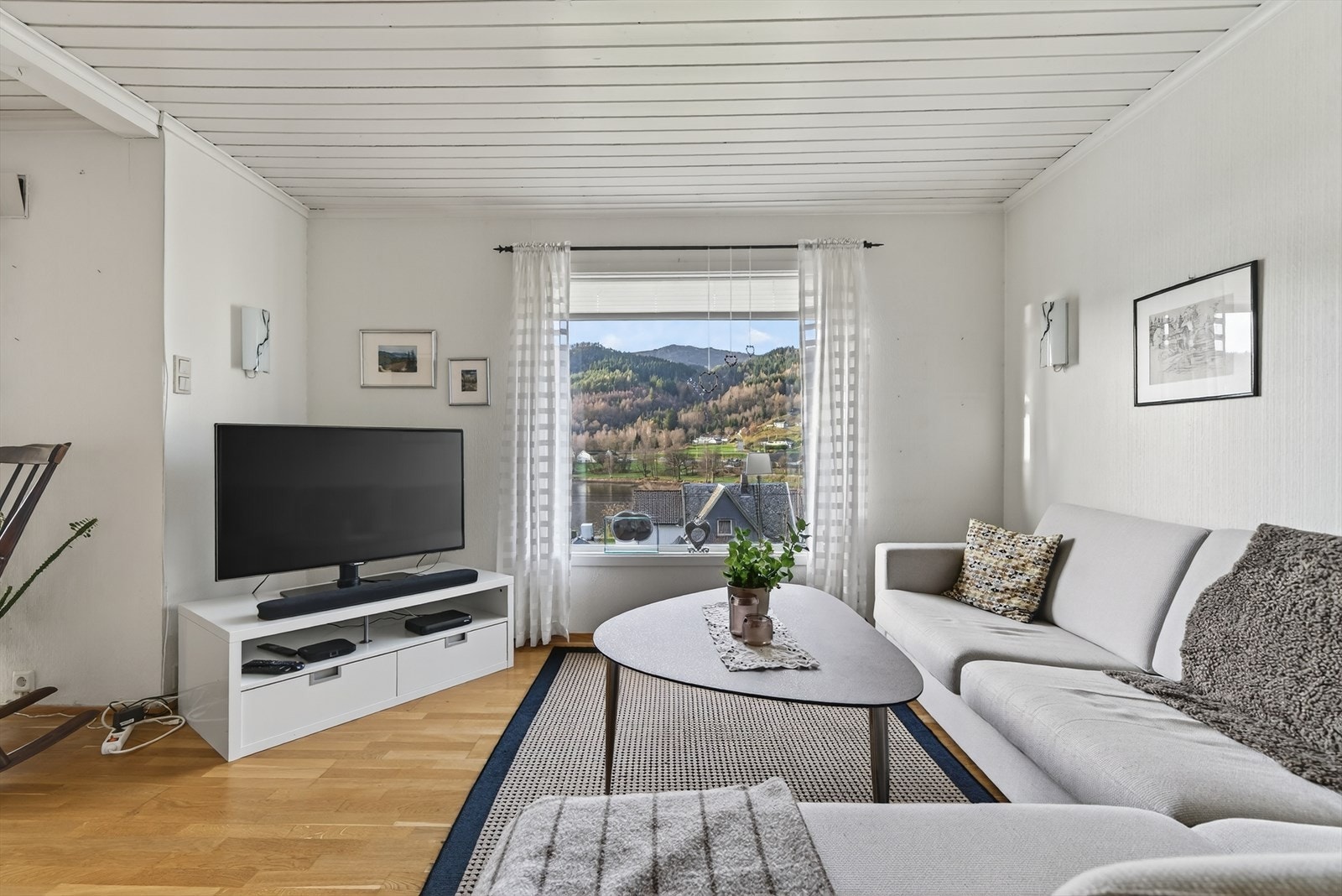 Utsikt mot Lundevatnet fra stuen. Galleribilde