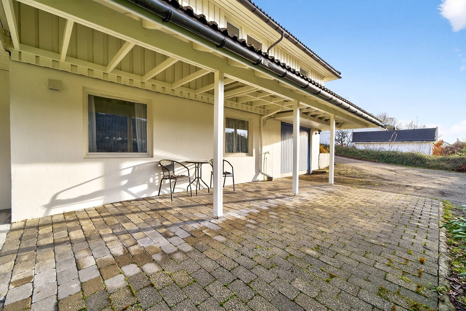 Overbygd uteplass ved inngang i underetasjen. Galleribilde