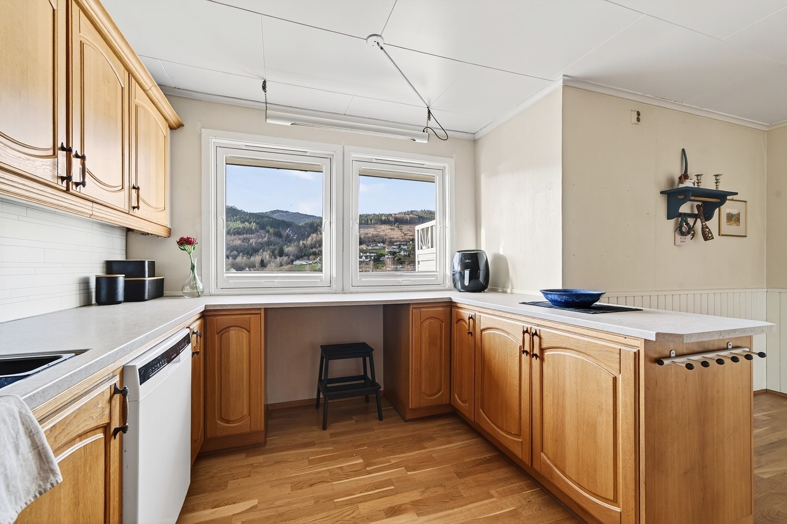 Kjøkkenet har store vinduer som gir godt arbeidslys og fin utsikt over nærområdet. Galleribilde