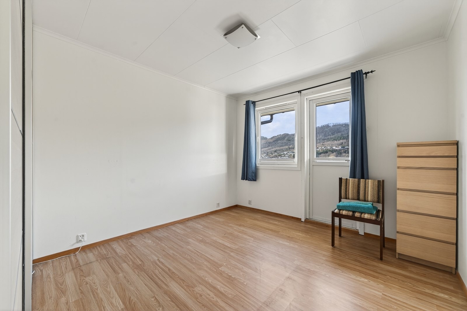 Soverom 1, med store vinduer og enkel adkomst til balkongen. Galleribilde