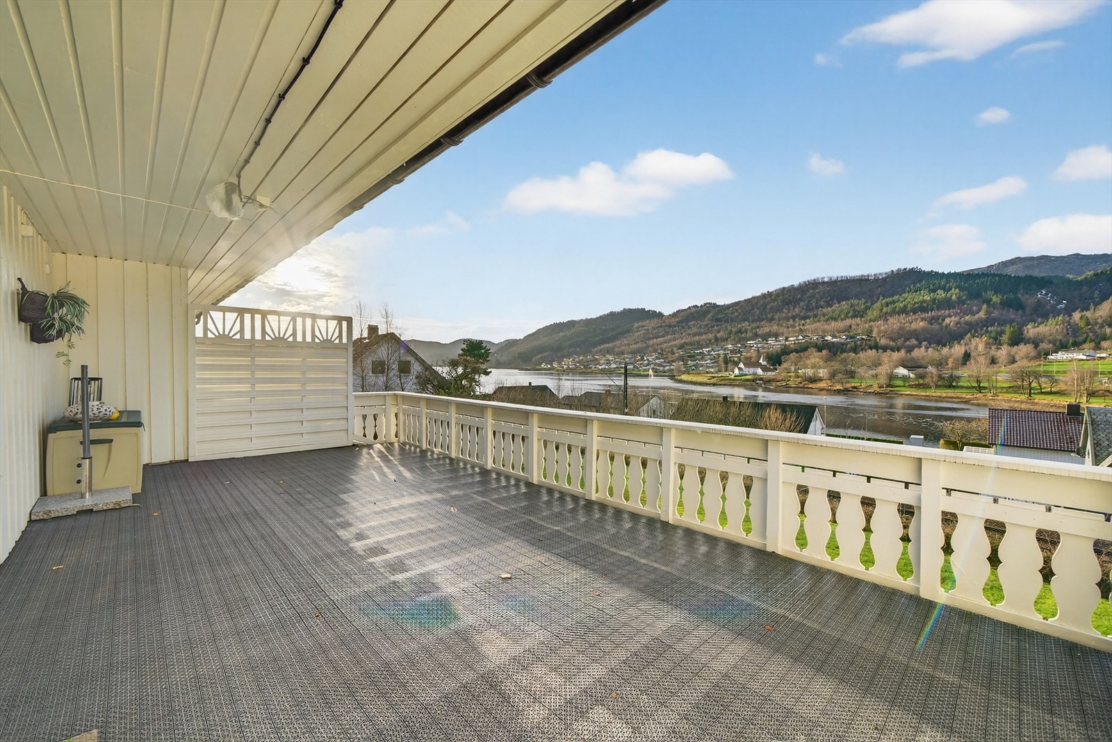 Delvis overbygd solrik veranda med direkte utgang fra stue. Flott utsikt. Galleribilde