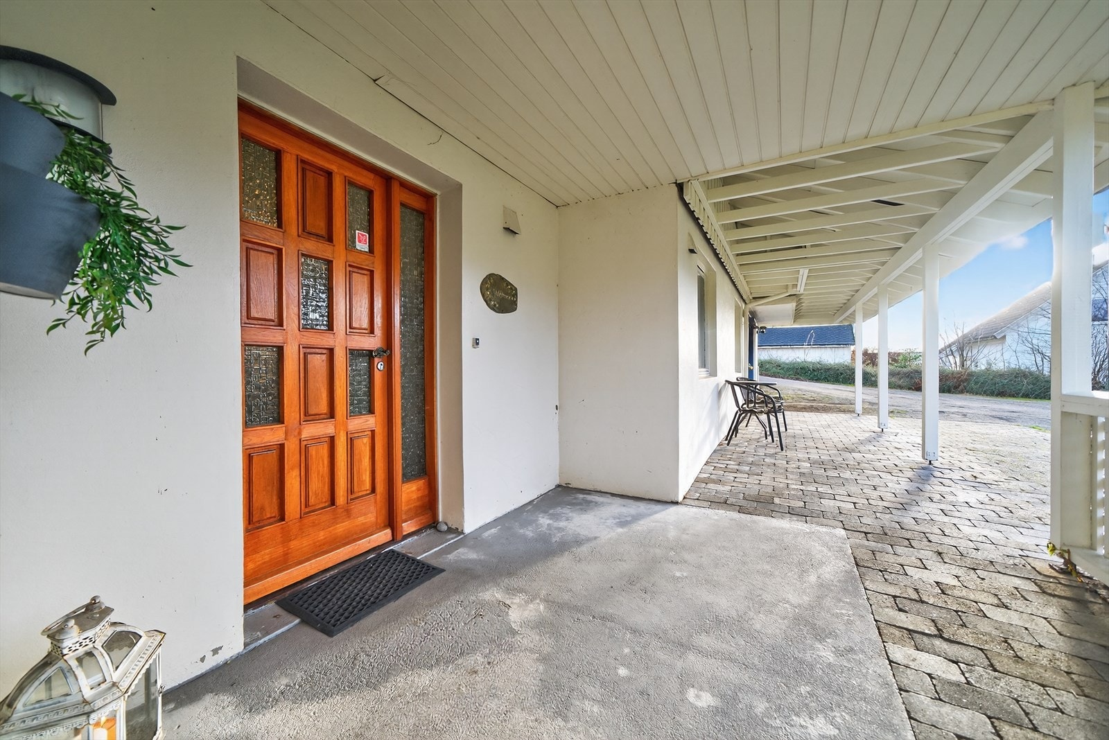 Skjermet inngangsparti med praktisk takoverbygg. Galleribilde