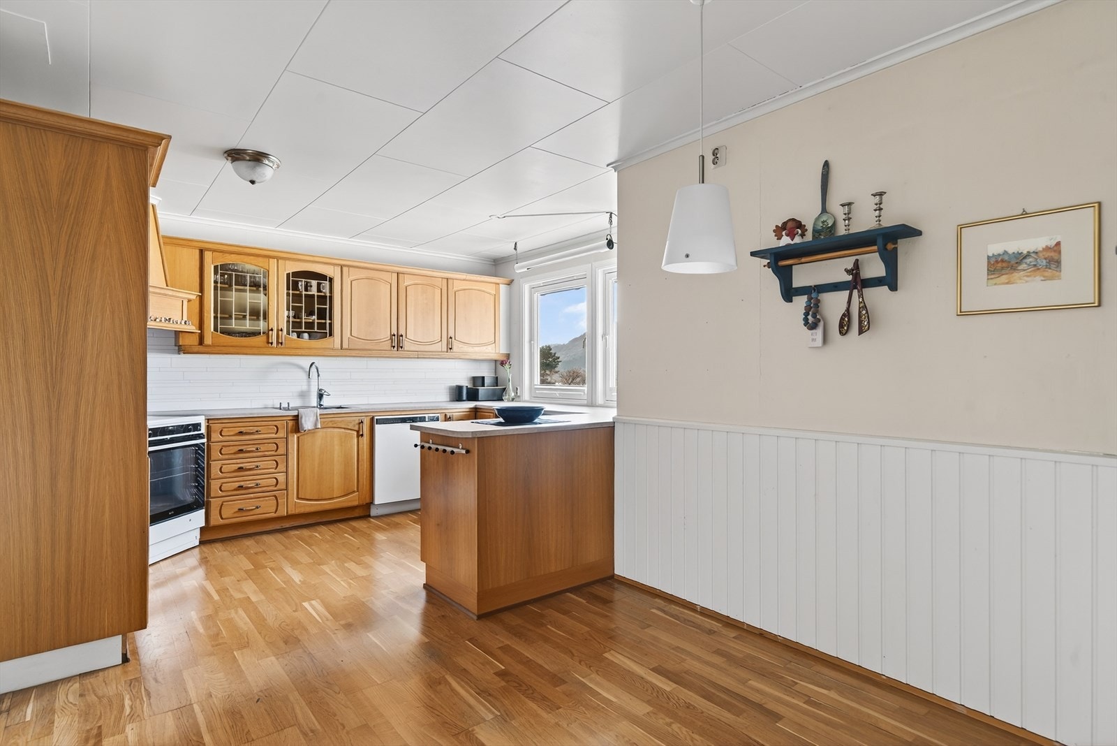 Kjøkken med god skap- og benkeplass. Galleribilde