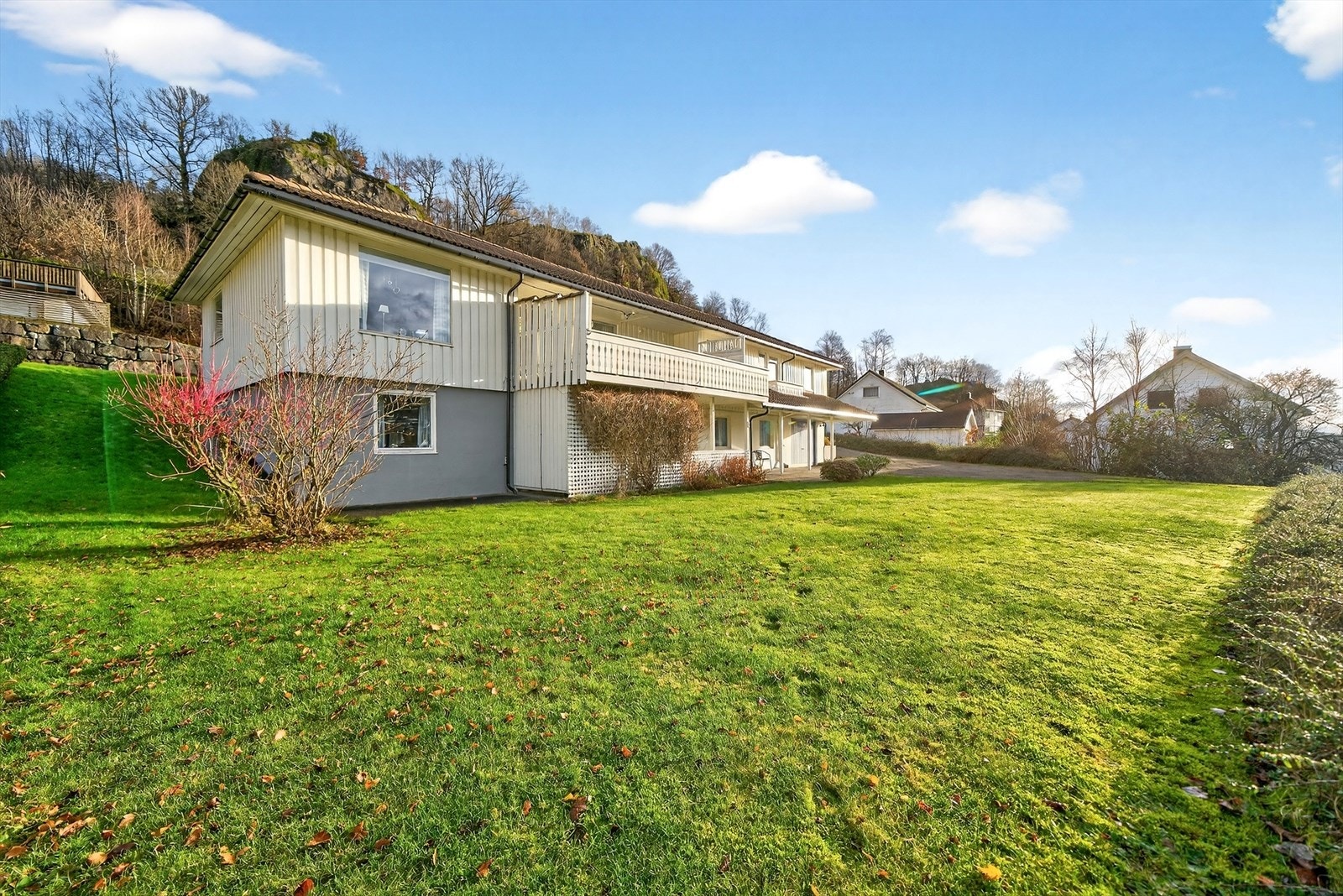 Stor hage i forkant av boligen. Galleribilde