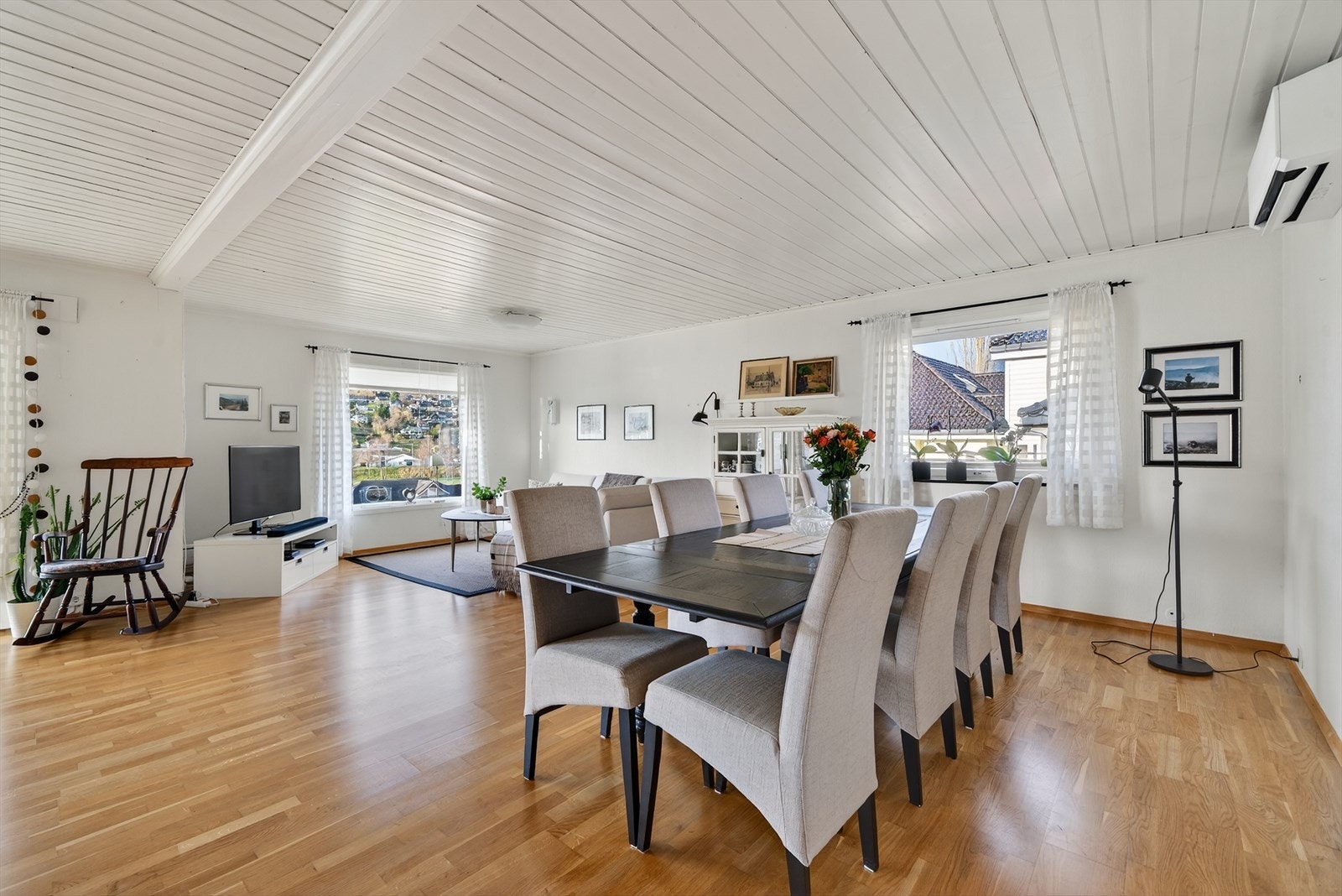 Stor stue med plass til både spisebord og sofagruppe. Galleribilde