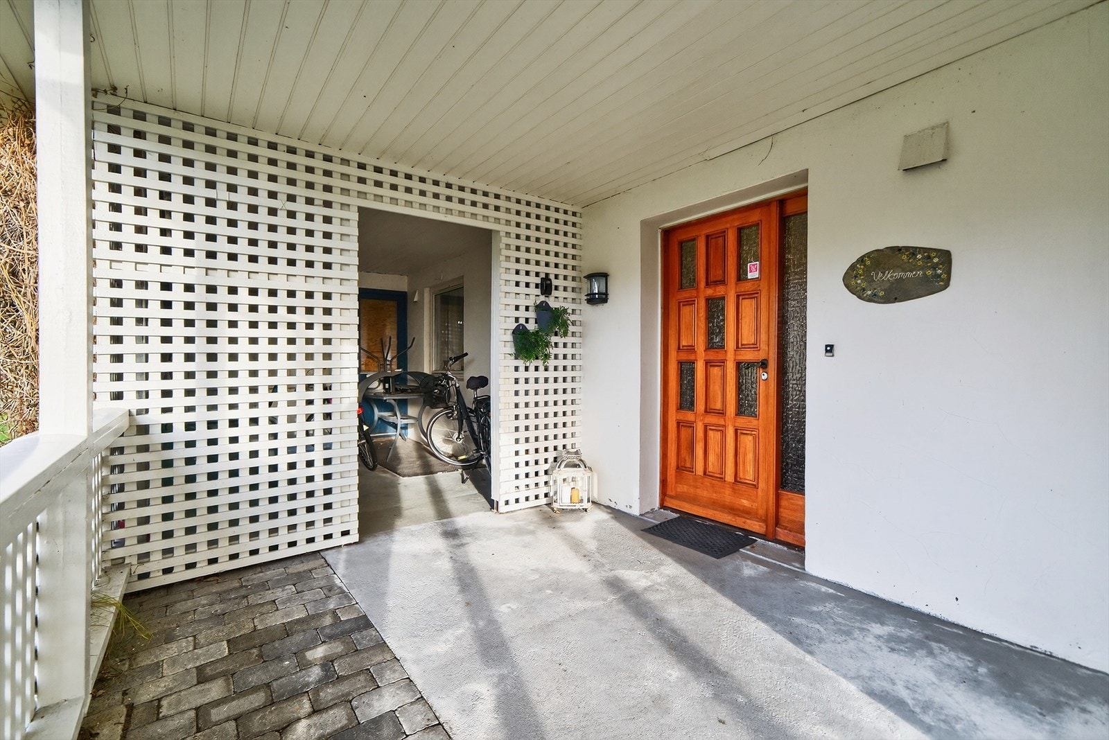 Utvendig lagringsplass under tak like ved inngangspartiet. Galleribilde