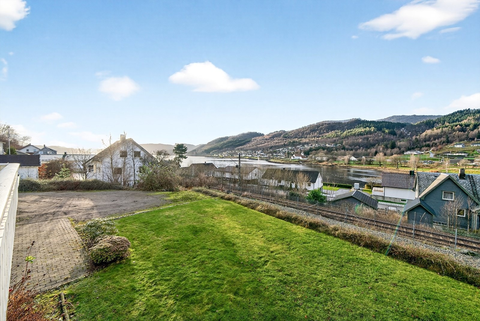 Stor hage og gårdsrom og praktisk uteareal mot sør og vest. Galleribilde