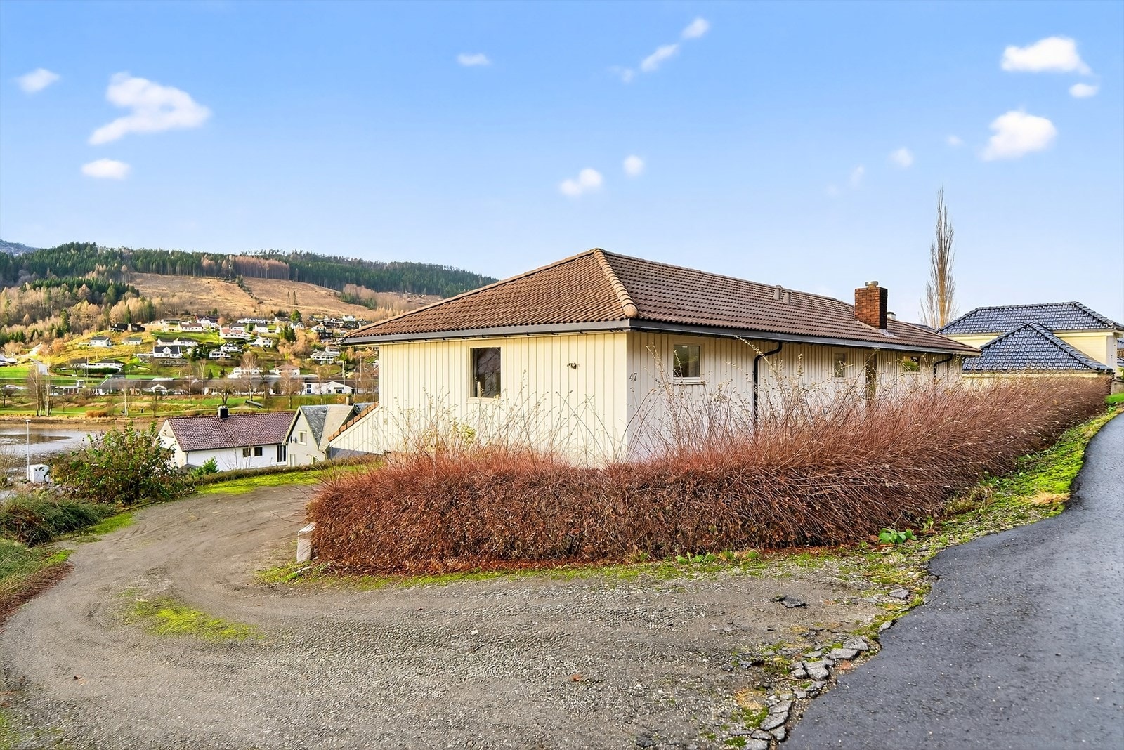 Boligen ligger høyt og fritt med fin utsikt over nærområdet. Galleribilde