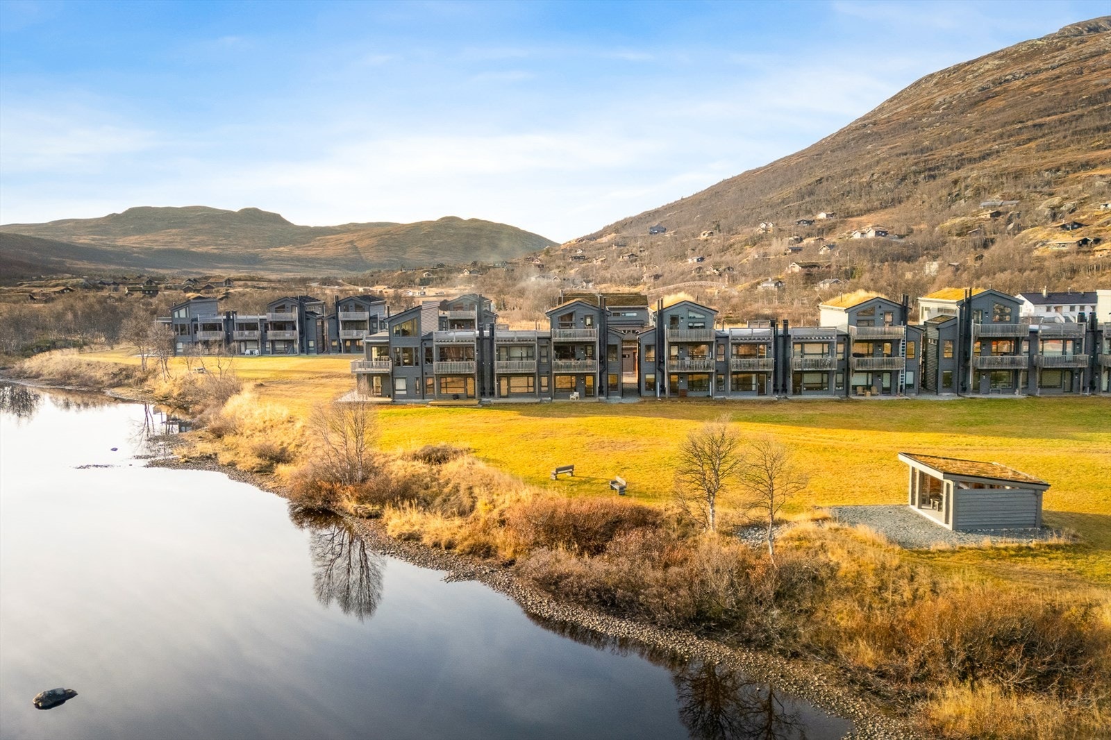 Nydelig område ved elva Bjoreio. Gapahuk ved elvekanten. Galleribilde