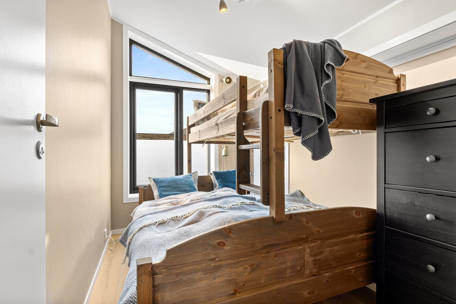 Soverom 2. Store vindu og god takhøyde. Galleribilde