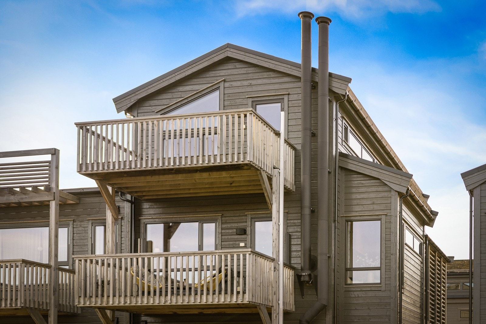 Fasade. Altaner i hver etasje og på begge sider. Galleribilde