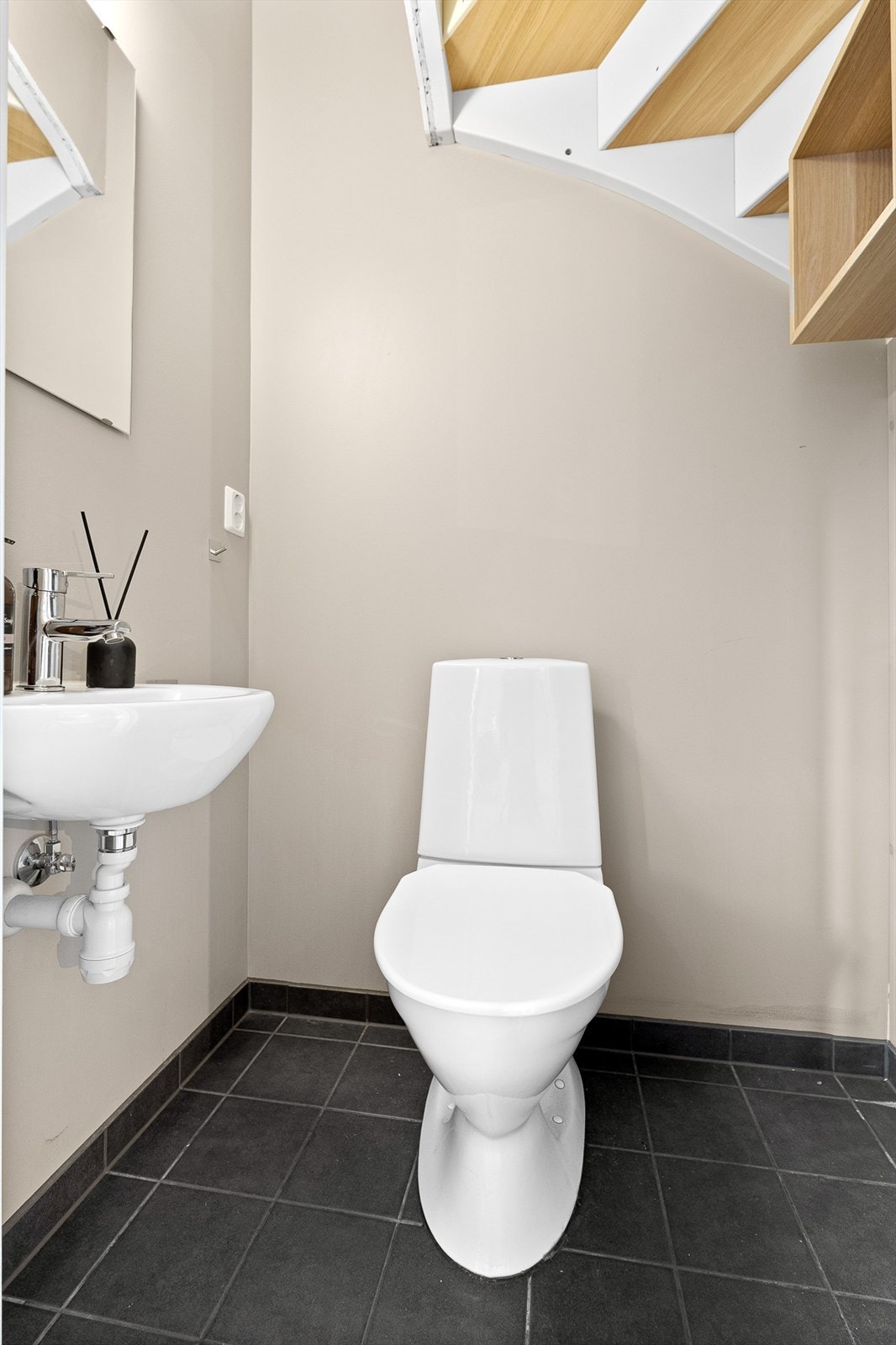 Toalett i samme plan som stue/kjøkken Galleribilde