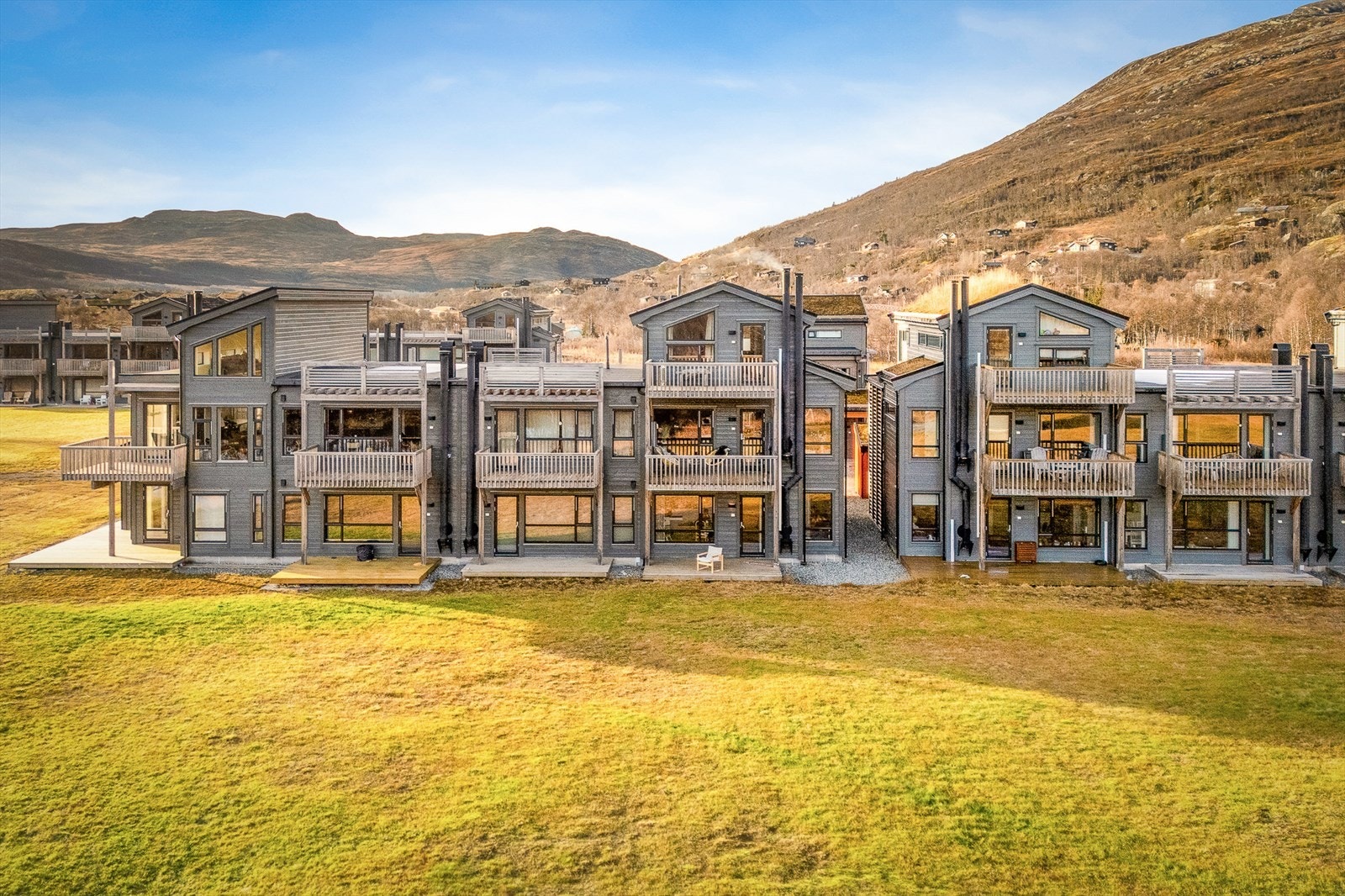 Beliggenhet nærme elva, og i god avstand fra bilvei. Galleribilde