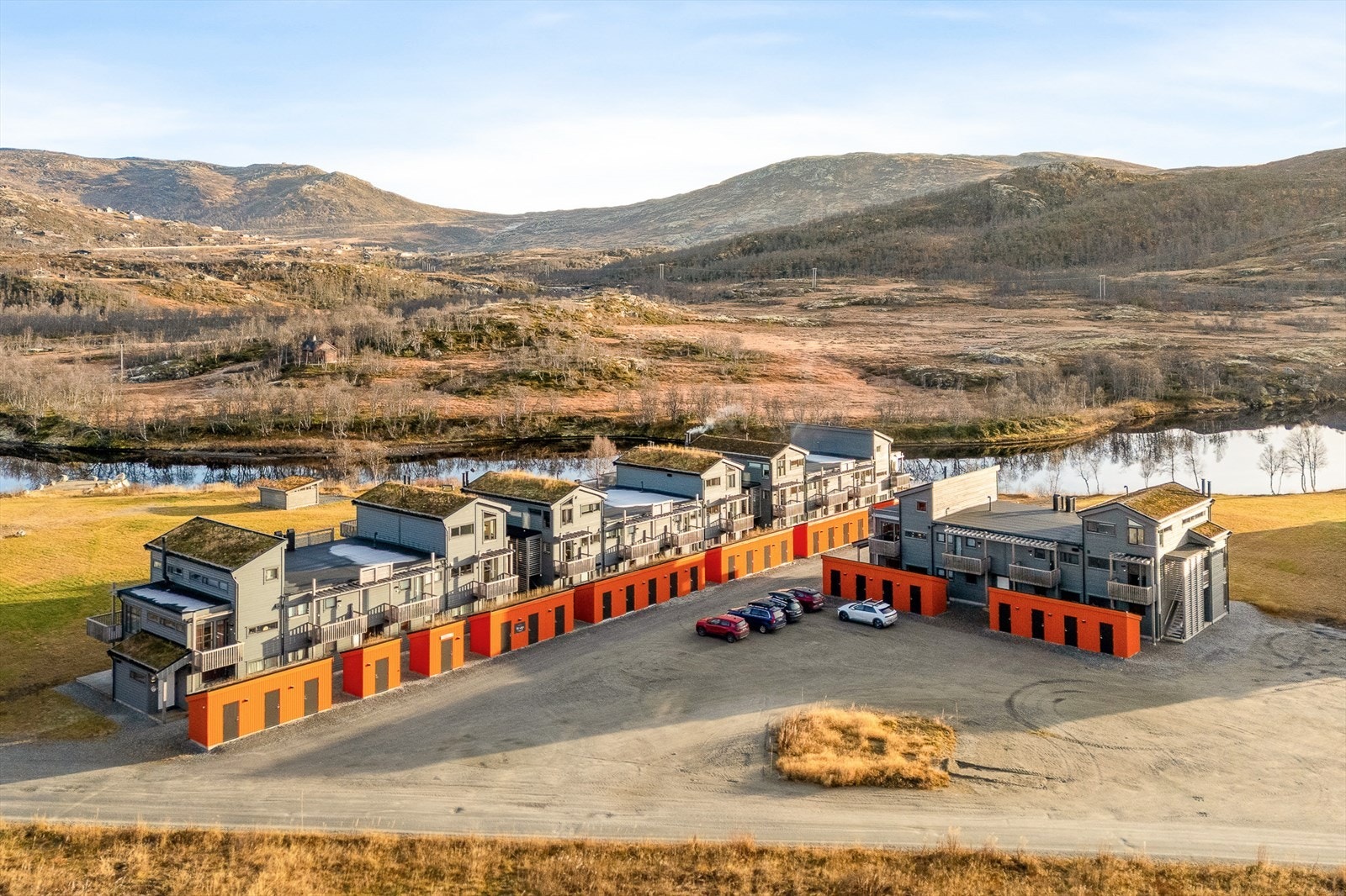 Felles parkeringsplass. Flott område. Galleribilde