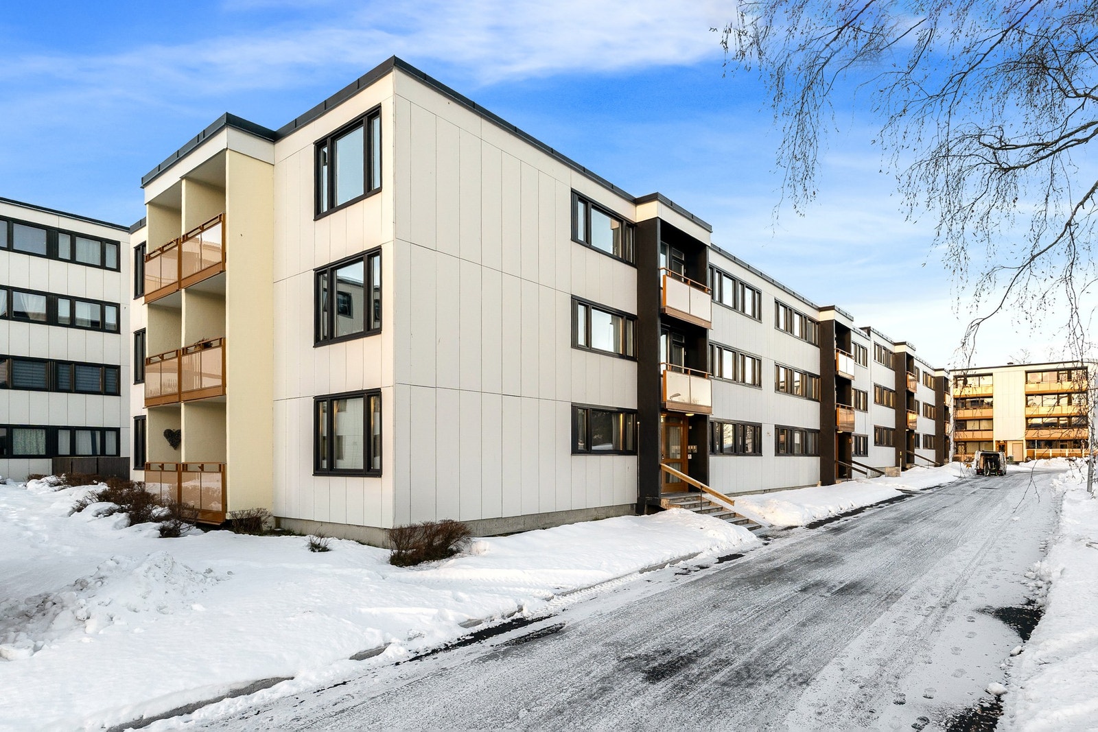 Leiligheten ligger i et rolig og etablert boligområde på Saupstad, kun 15 minutters kjøring fra Trondheim sentrum. Meget barnevennlig område med lite trafikk og lekeplasser for barn i gatetun. Galleribilde