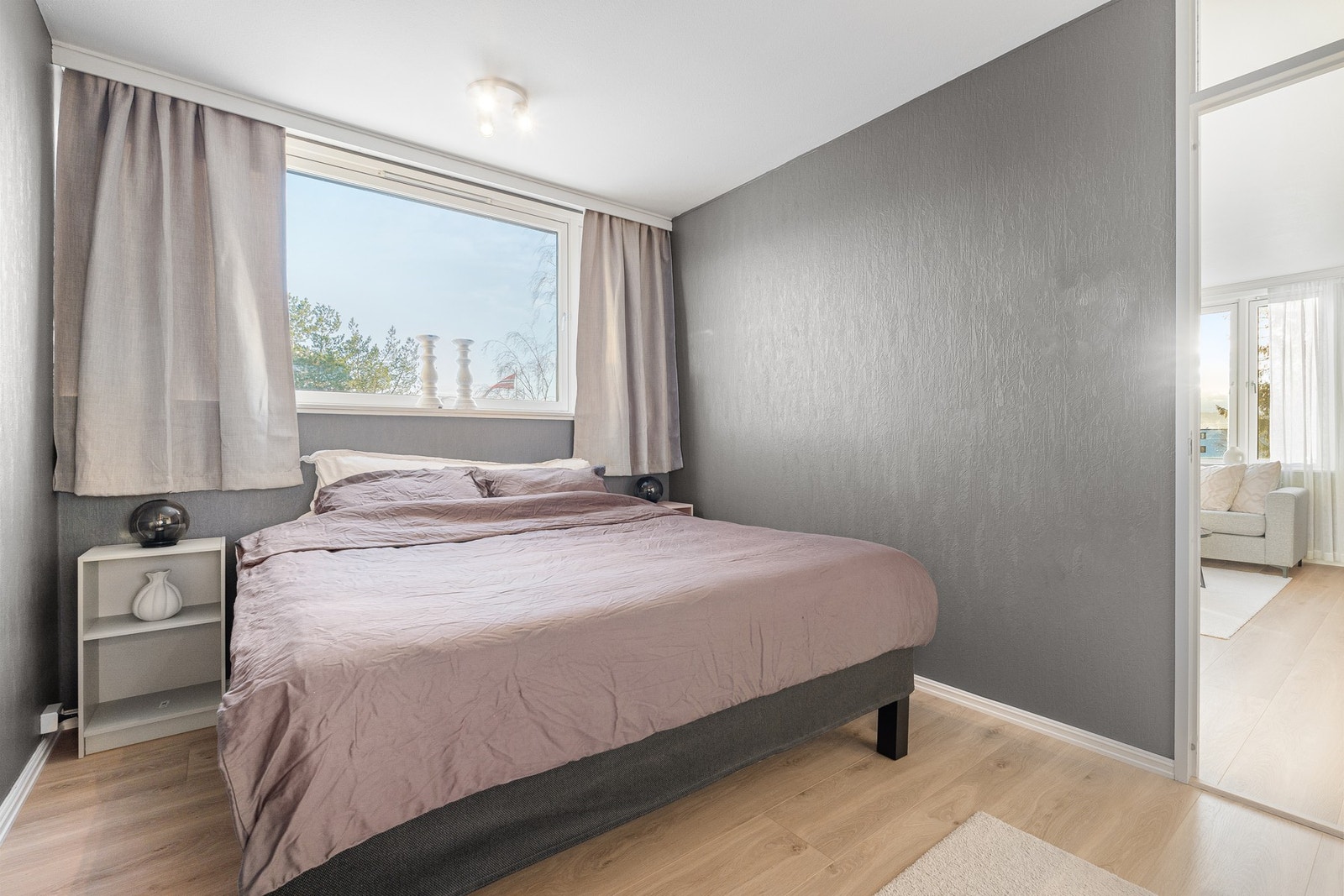 Romslig soverom på 12 m², med god plass til dobbeltseng. Galleribilde