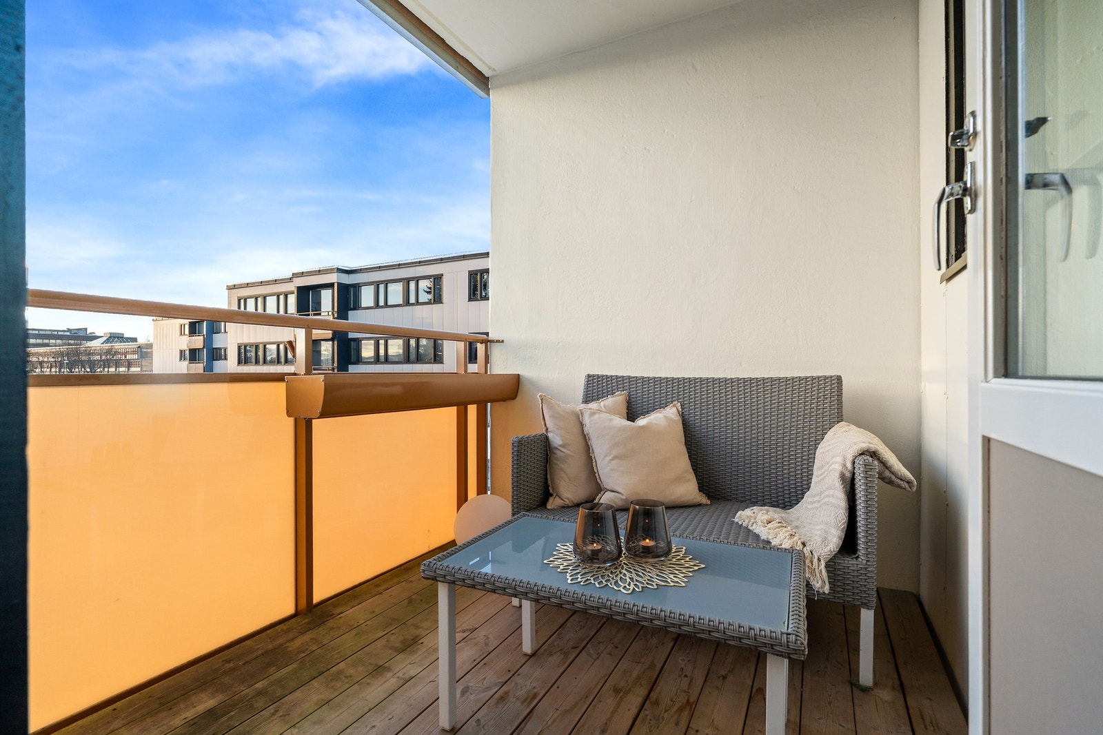 Balkongen ligger fint og skjermet til i 3. etasje med plass til ønsket utemøblement. Galleribilde