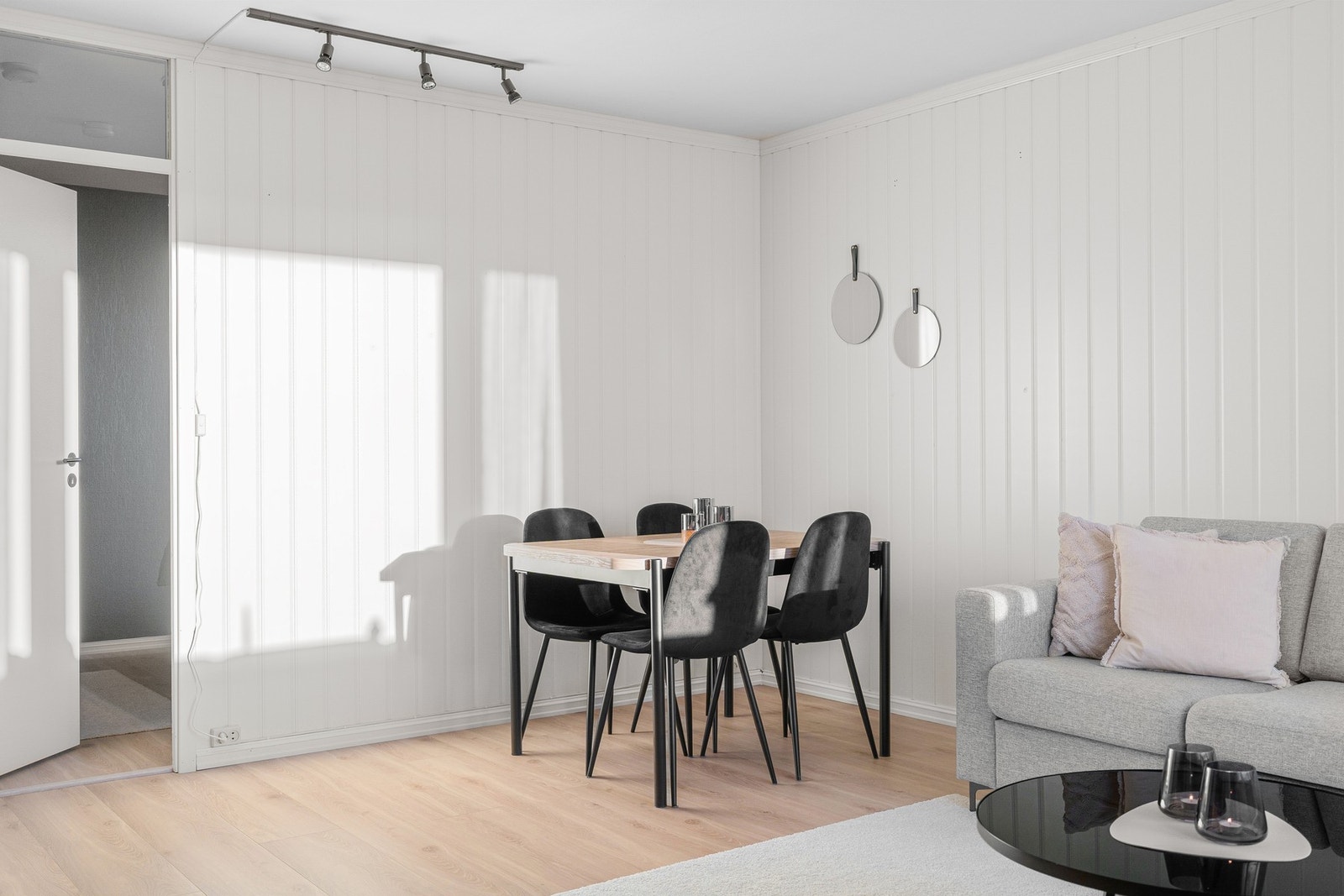 Plass til langbord, perfekt for hyggelige sammenkomster med venner og familie. Galleribilde