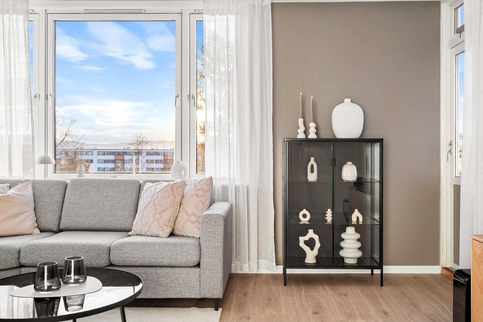 Leiligheten nyter store vindusflater som sørger for godt med naturlig lysinnslipp gjennom hele leiligheten. Galleribilde