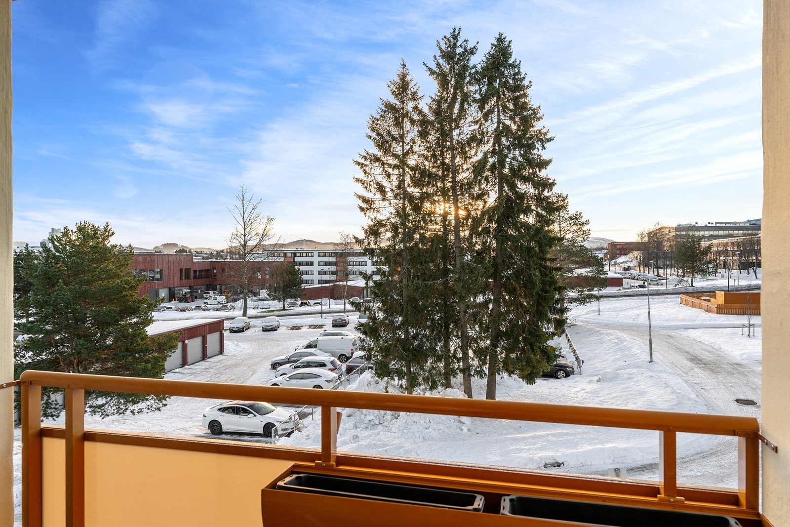 Parkering på felles parkeringsplass i borettslaget. Borettslaget har 257 garasjeplasser, med ferdigstilt ladepunkter i alle garasjer. Galleribilde