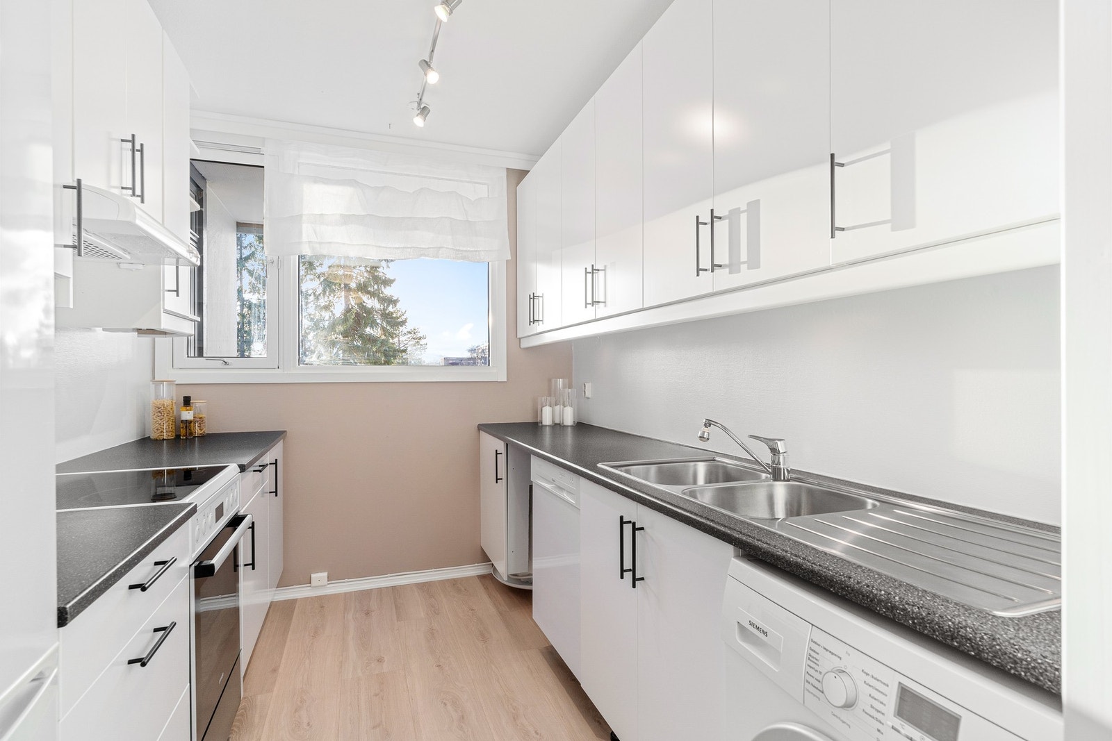 Kjøkkenet er på 7 m² og har opplegg til både vaske- og oppvaskmaskin. Galleribilde