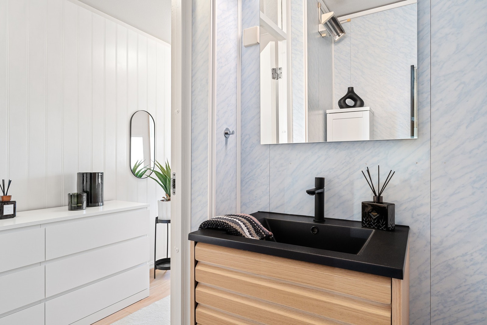 Servant i skap. Galleribilde