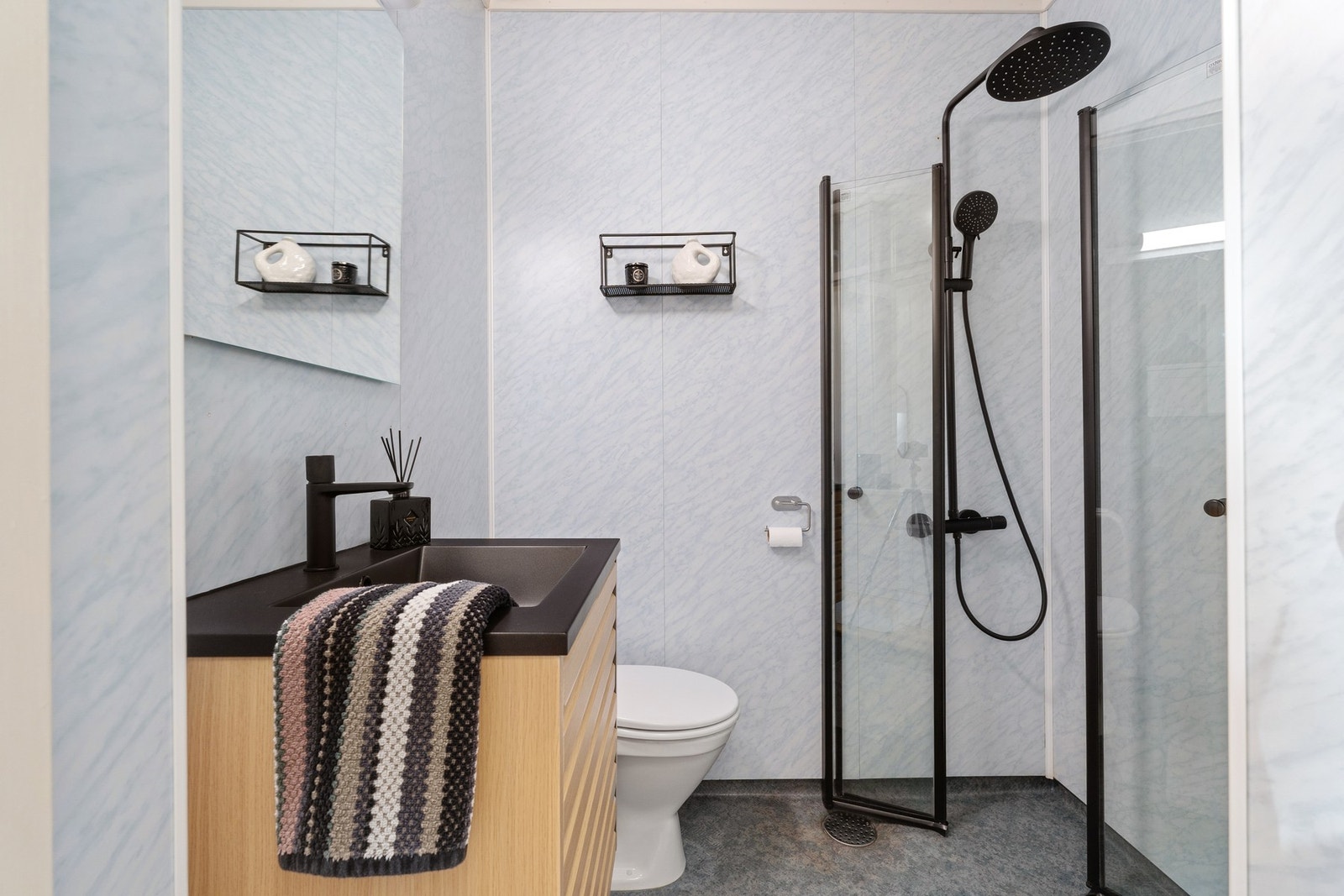 Innredet dusjhjørne med innfellbare dusjdører. Galleribilde