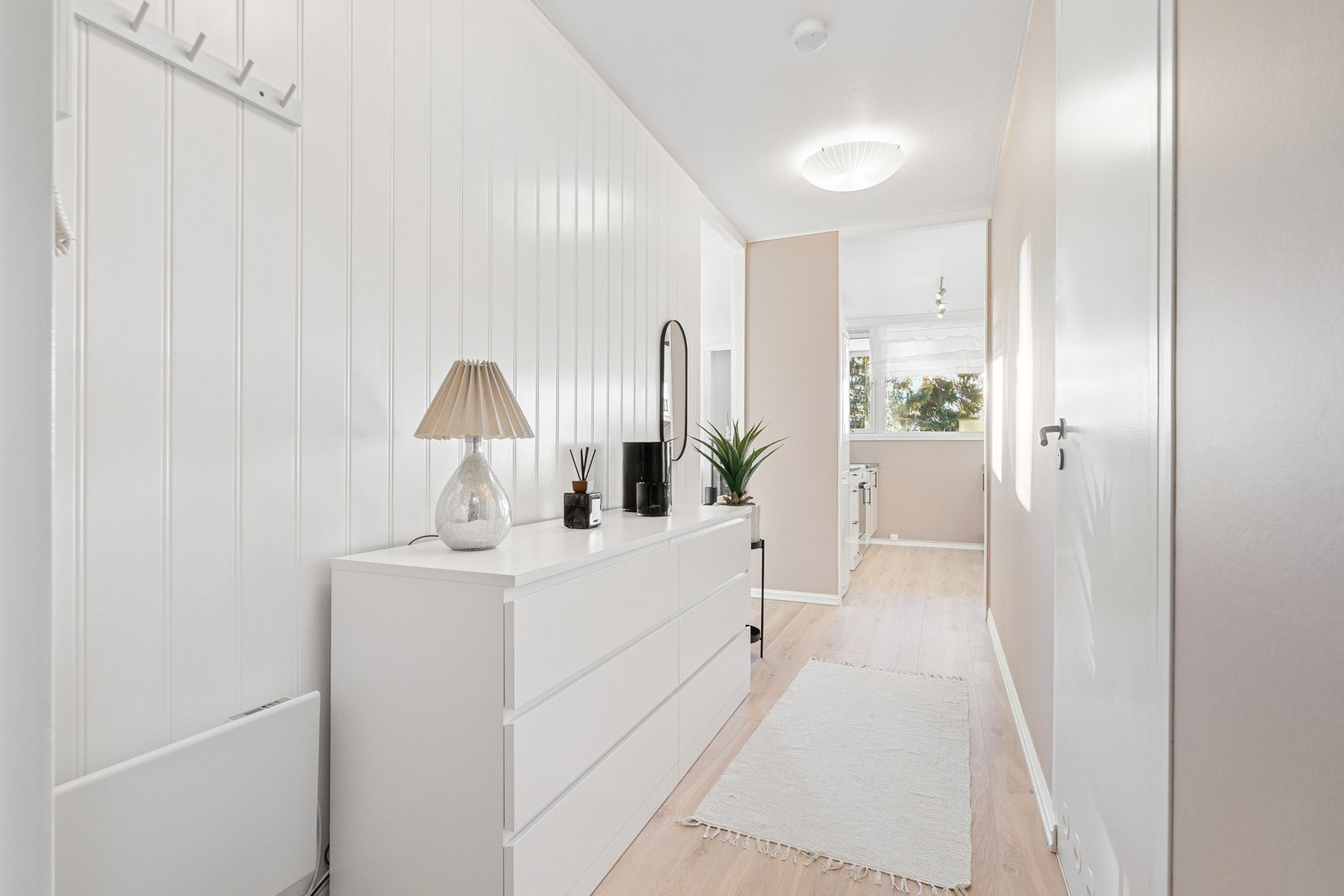 Innbydende entrè med plass til oppbevaringsløsninger, samt oppheng av yttertøy. Galleribilde