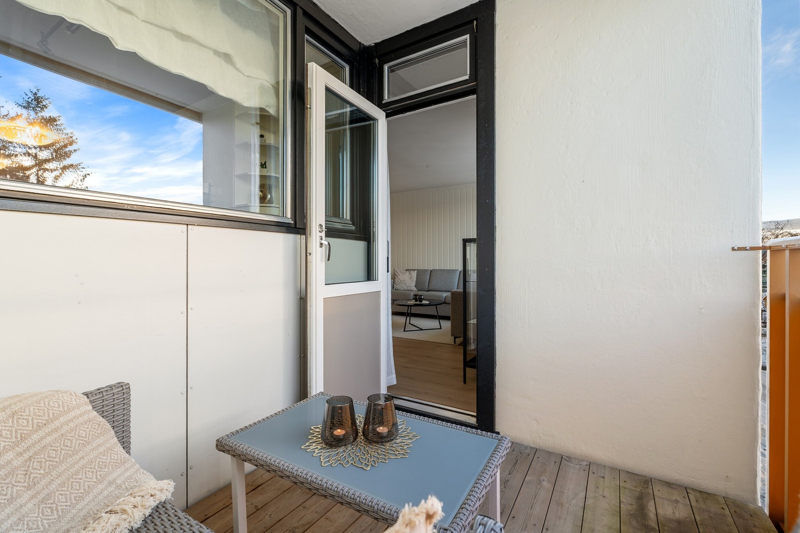 Fra stuen er det direkte utgang til en sørvendt balkong med overtak. Galleribilde