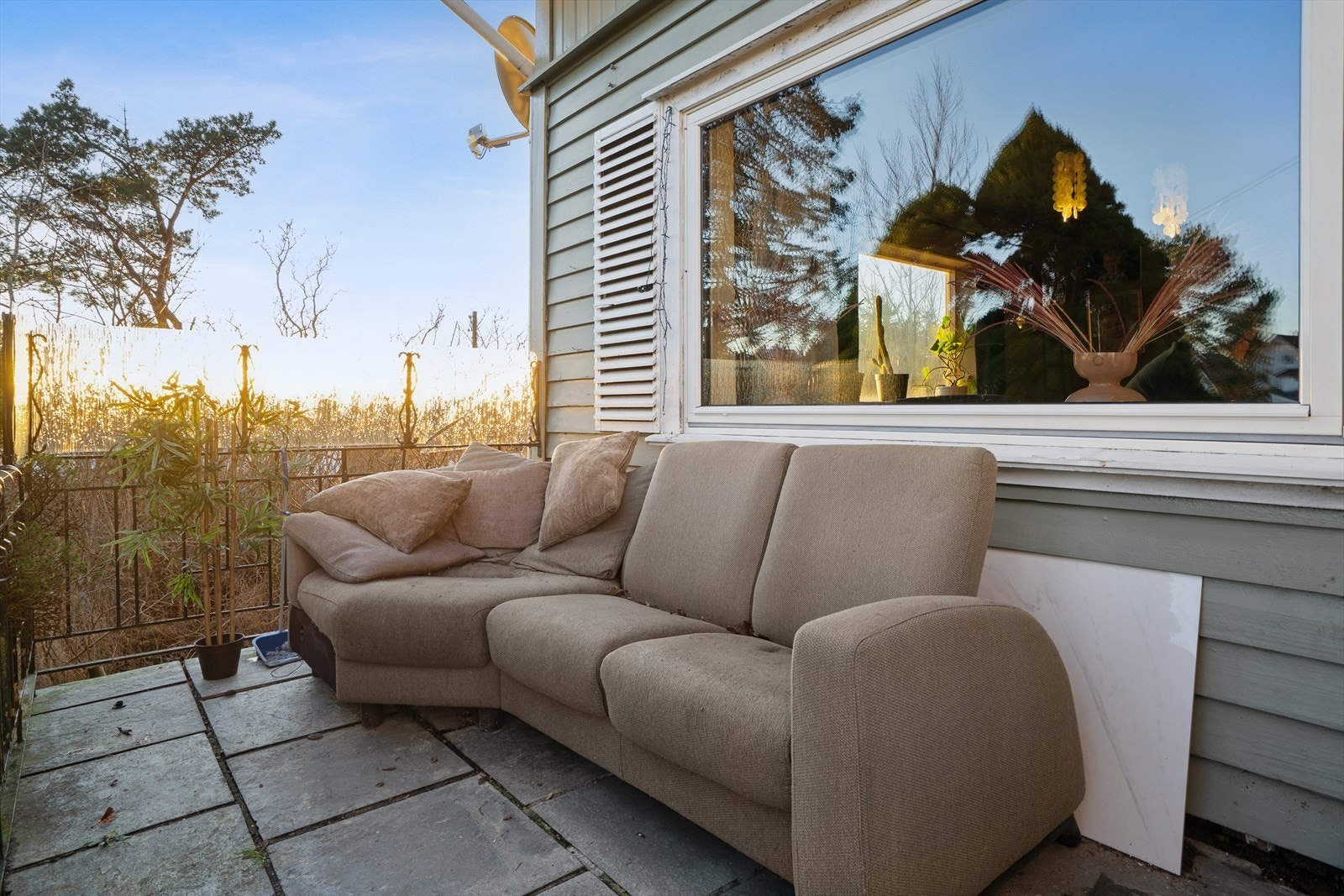 Her har du en 8 kvadratmeters veranda med muligheter for utemøbler. Galleribilde