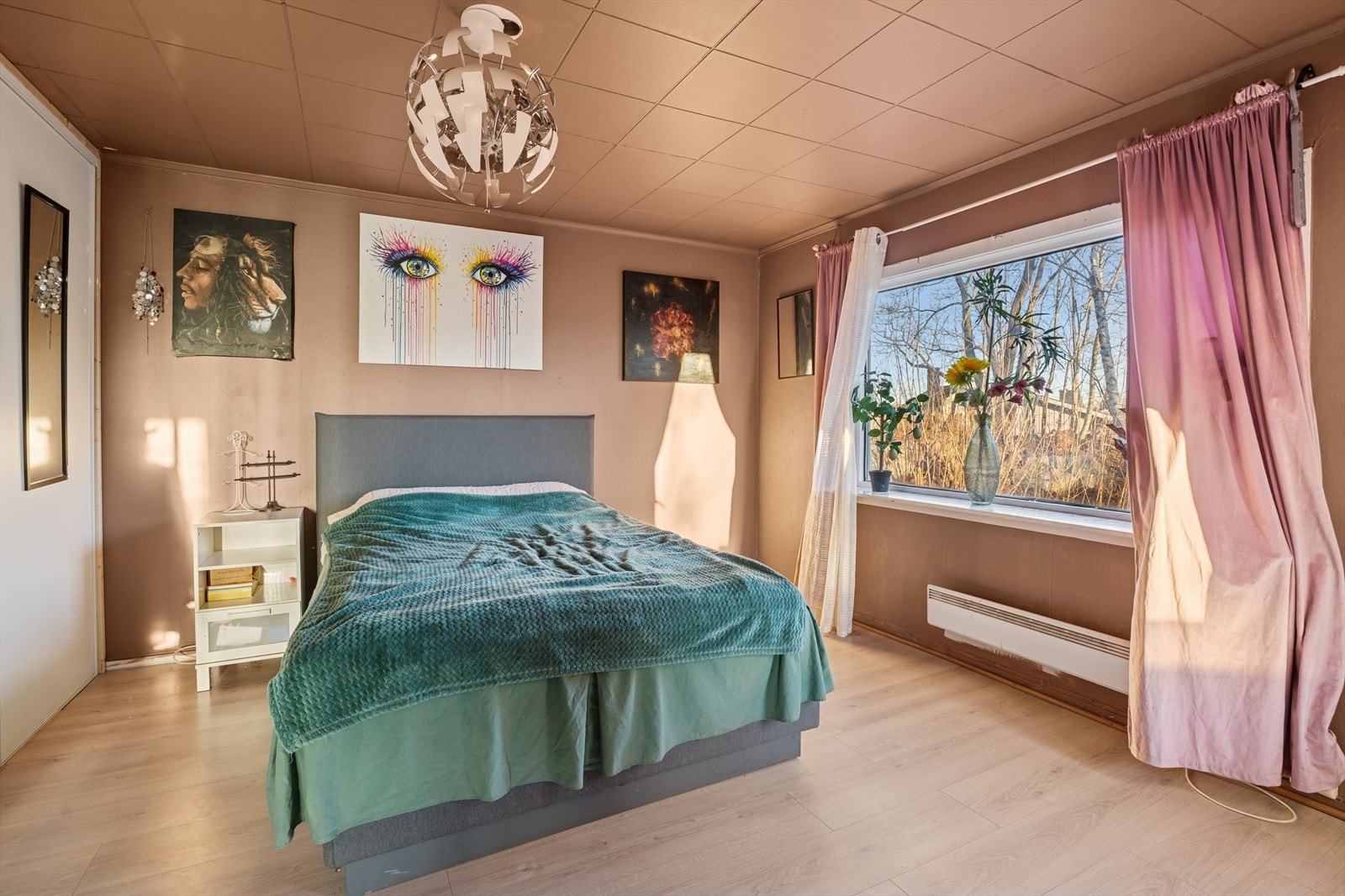 Fra stuen kommer du inn til soverommet. Her har du god plass til dobbeltseng og garderobeskap. Galleribilde