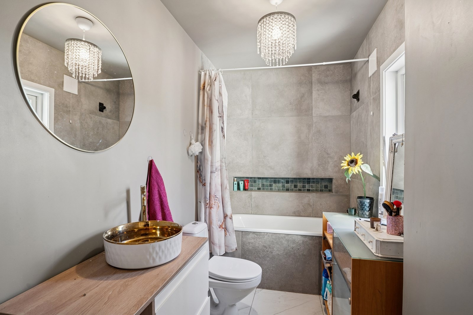 Baderommets vegger og tak er av malte plater, mens gulvet er av fliser. Galleribilde