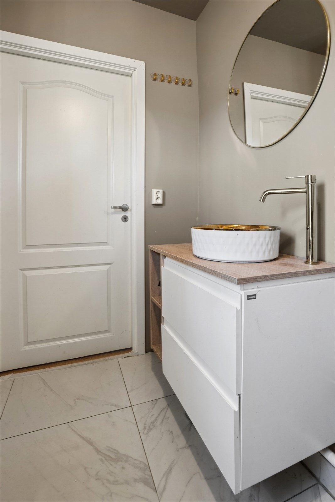 Badet er utstyrt med servant, toalett og badekar. Galleribilde