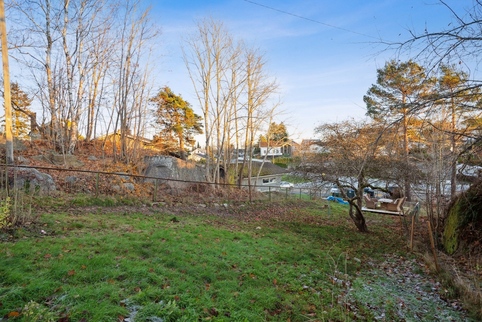 Boligen har stor en stor hage med opparbeidet gressplen, diverse beplantninger og trær. Galleribilde