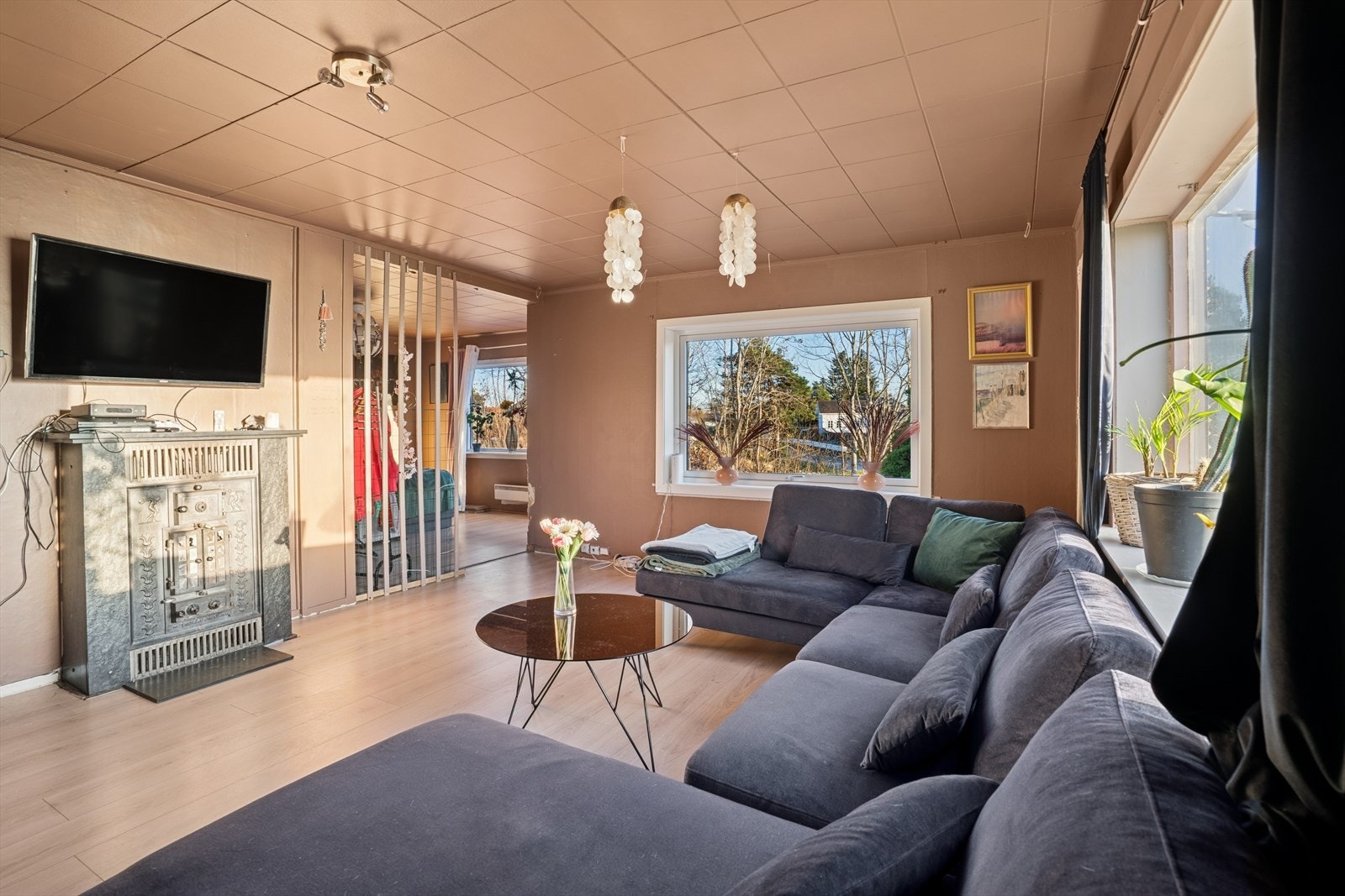 Her har du en åpen, romslig planløsning med store vindusflater som slipper inn rikelig med naturlig lys. Galleribilde