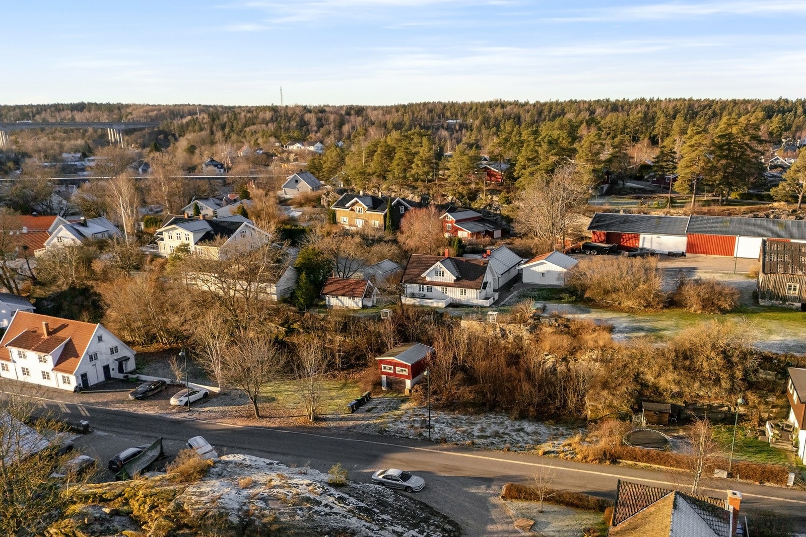 Bussholdeplass er et steinkast fra tomten og togstasjon og E6 er kort kjøretur unna - perfekt for pendleren Galleribilde