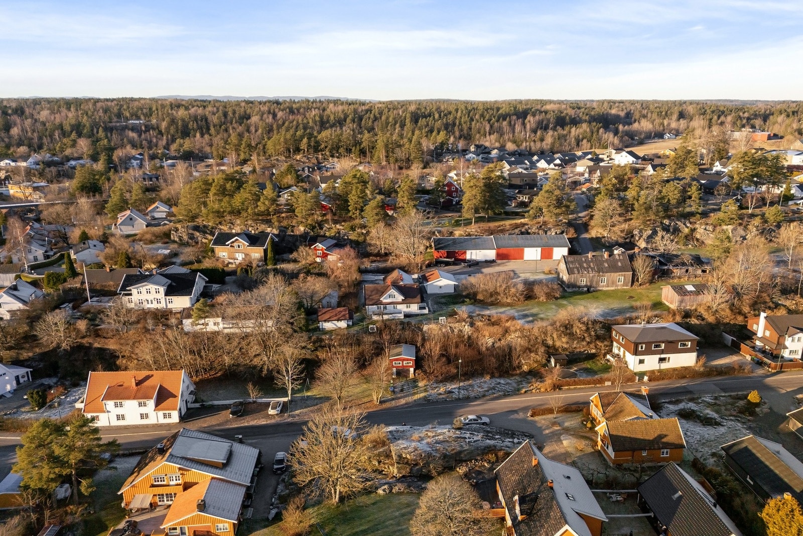 Tomten ligger i et barnevennlig område med kort vei til barnehage og skole Galleribilde