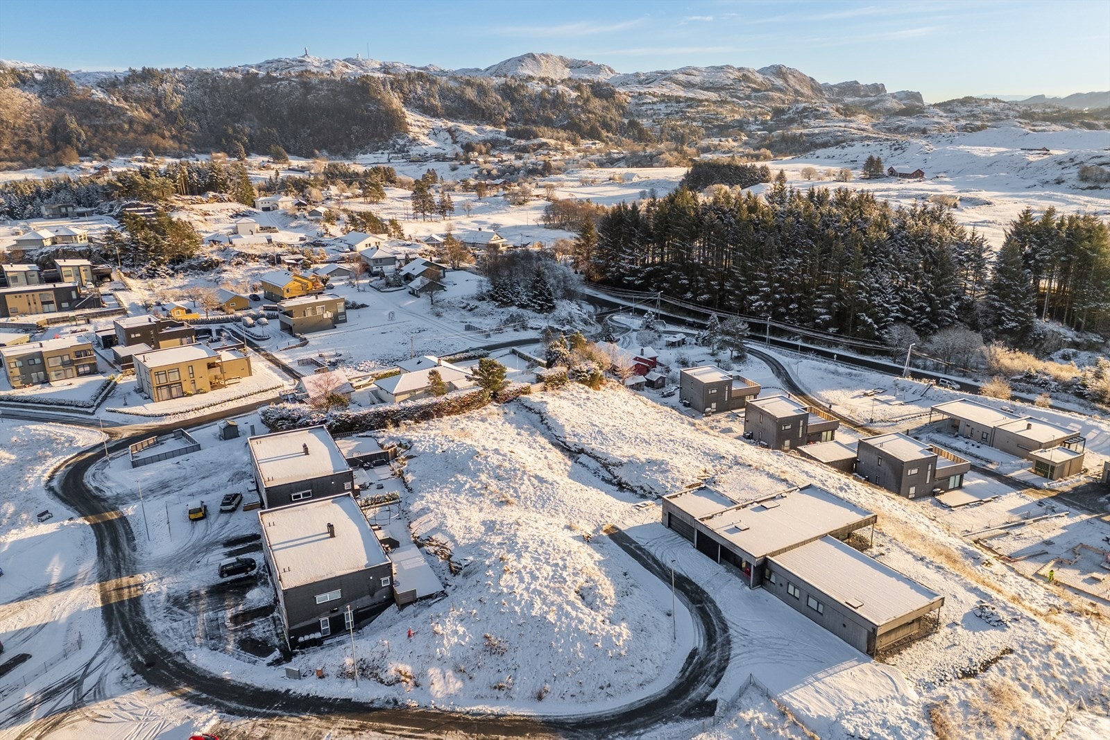 - Her bor du i landlige omgivelser, men samtidig svært sentralt med kort vei til flere skoler, barnehager og dagligvarebutikker - Galleribilde