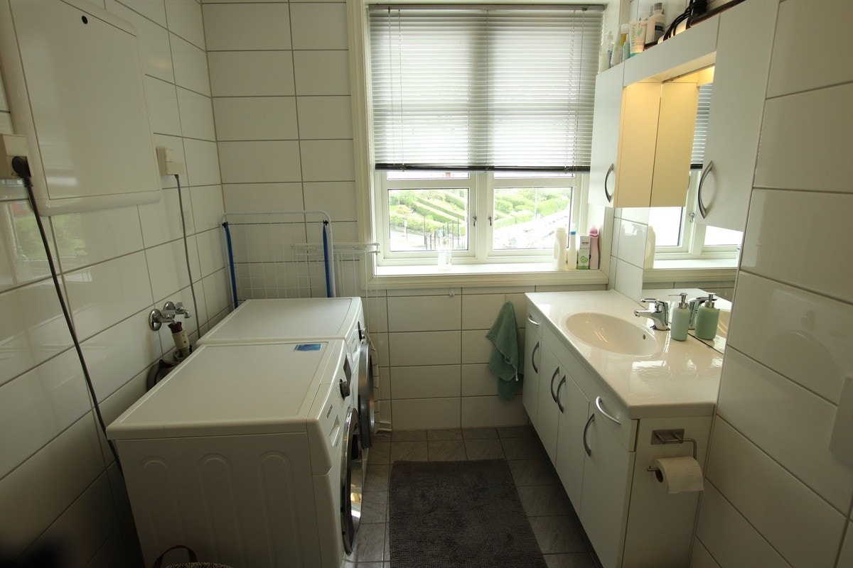 Tørketrommel og vaskemaskin på badet Galleribilde