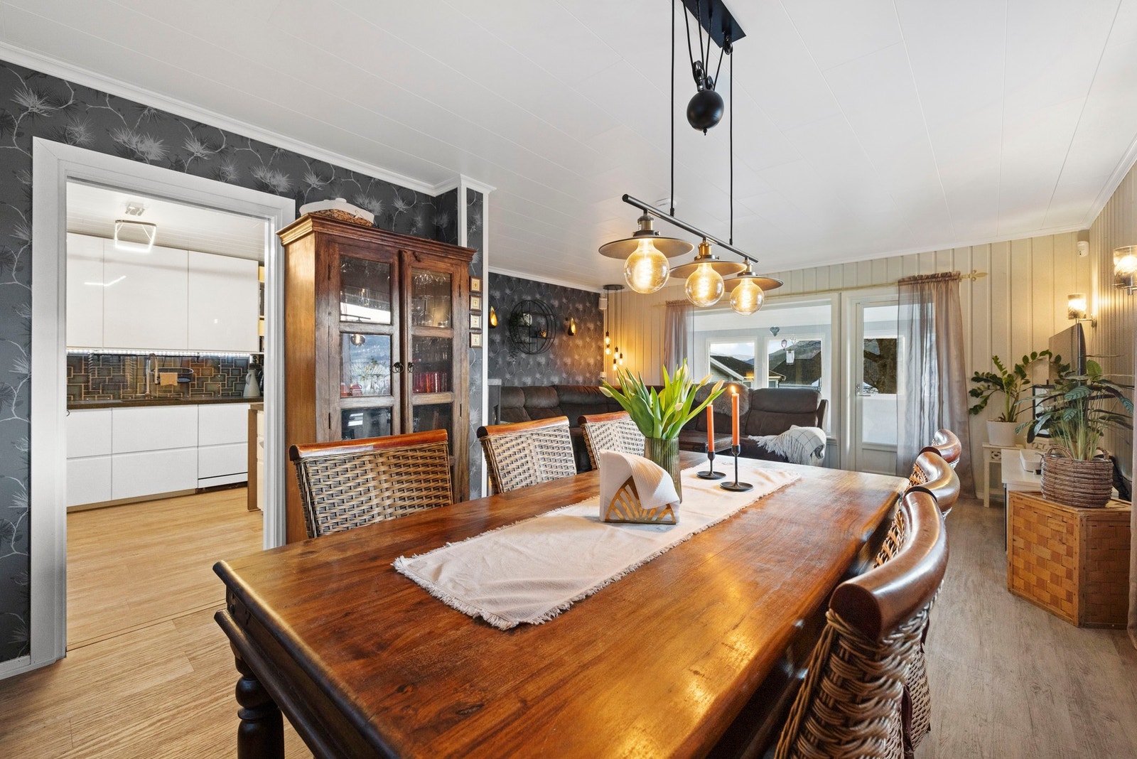 Spisestue i tilknytning til kjøkkenet. Galleribilde