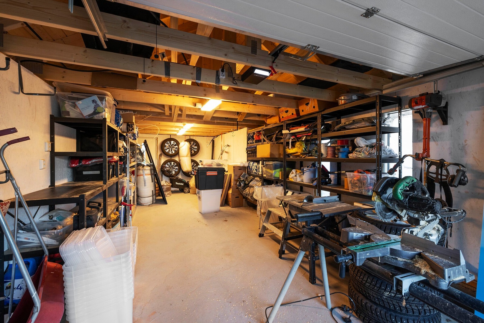 Innvendig i frittstående garasje. Galleribilde