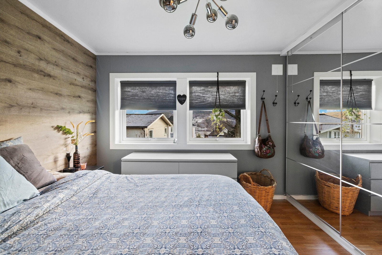 Plass til dobbeltseng og garderobeskap. Galleribilde