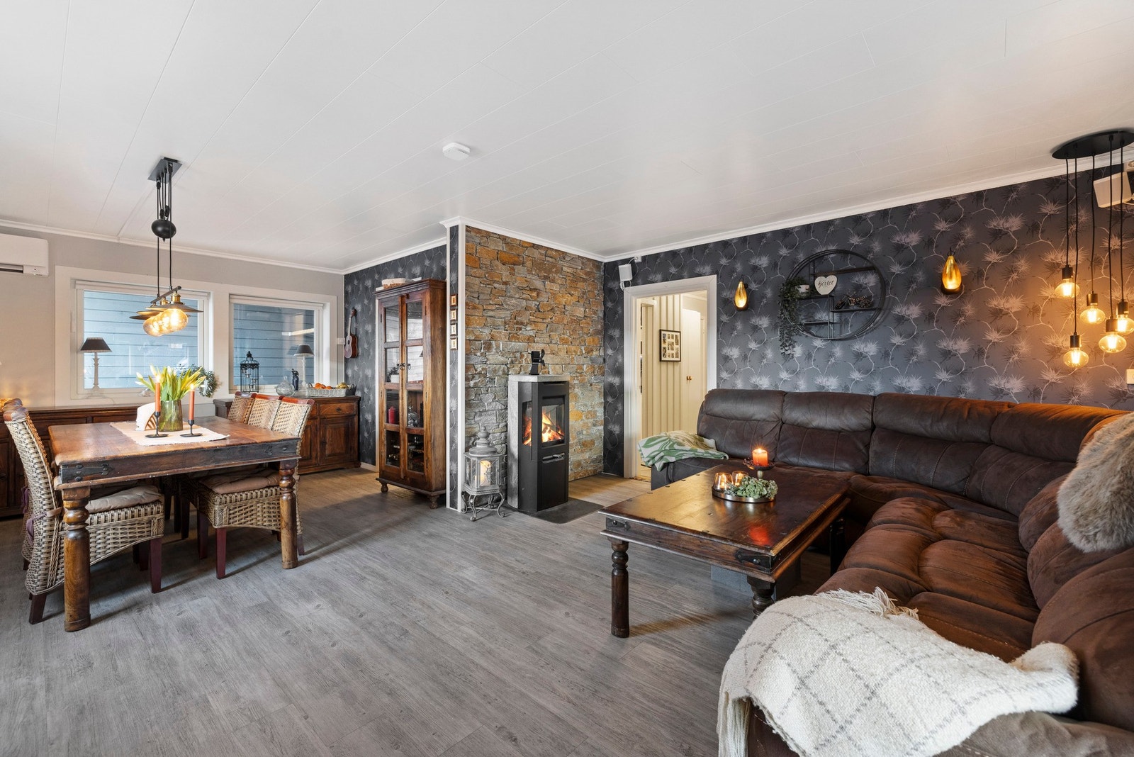 Stue og spisestue. Galleribilde