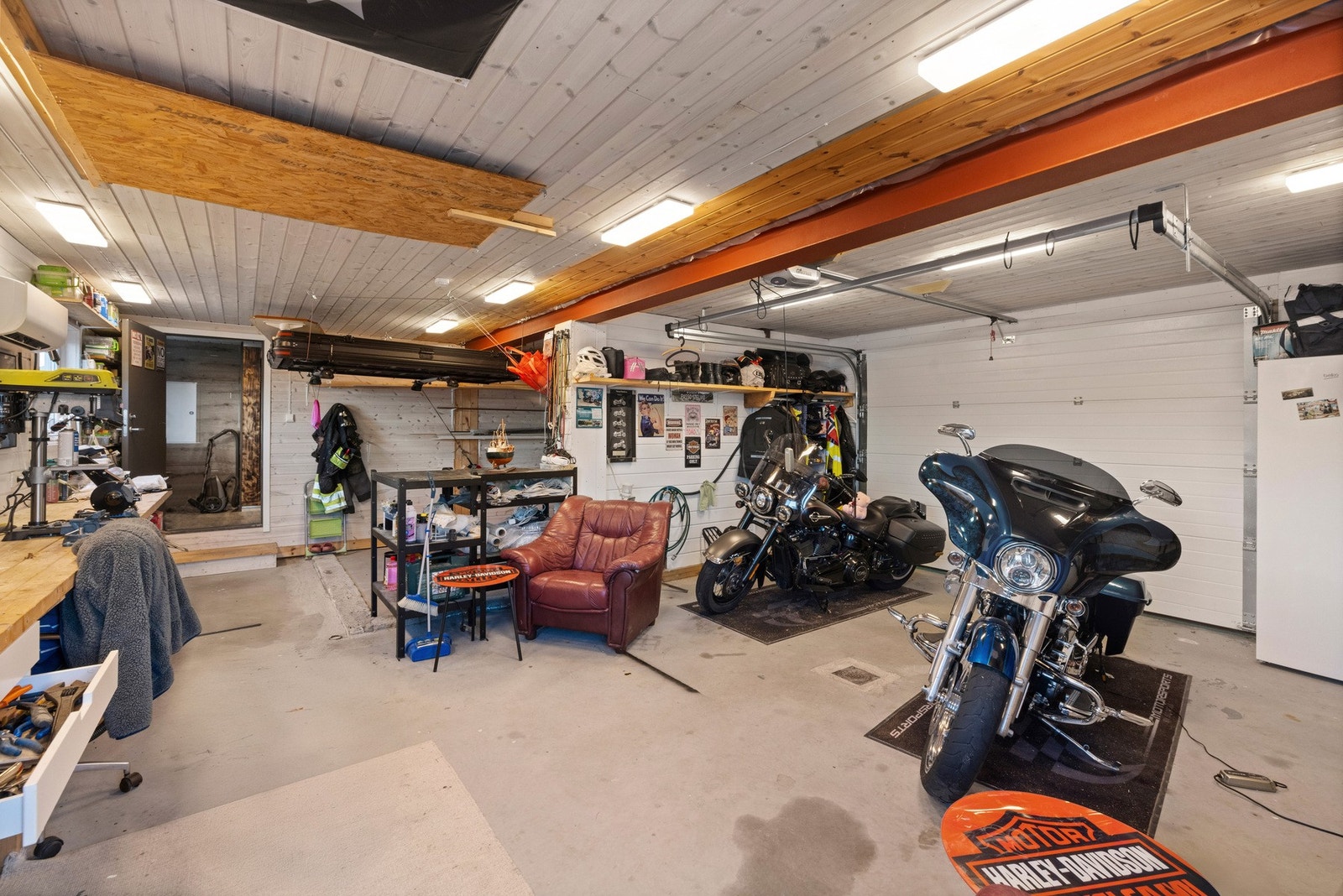 Integrert garasje med to elektriske leddporter. Dør inn til bolig her også. Galleribilde